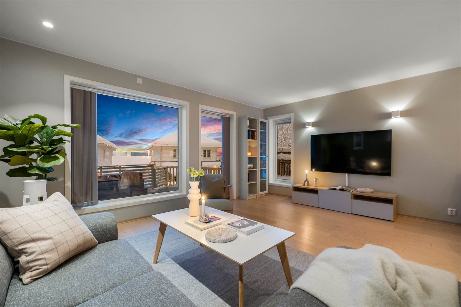 Stuen har store vindusflater som slipper godt med naturlig lys inn fra to sider Galleribilde