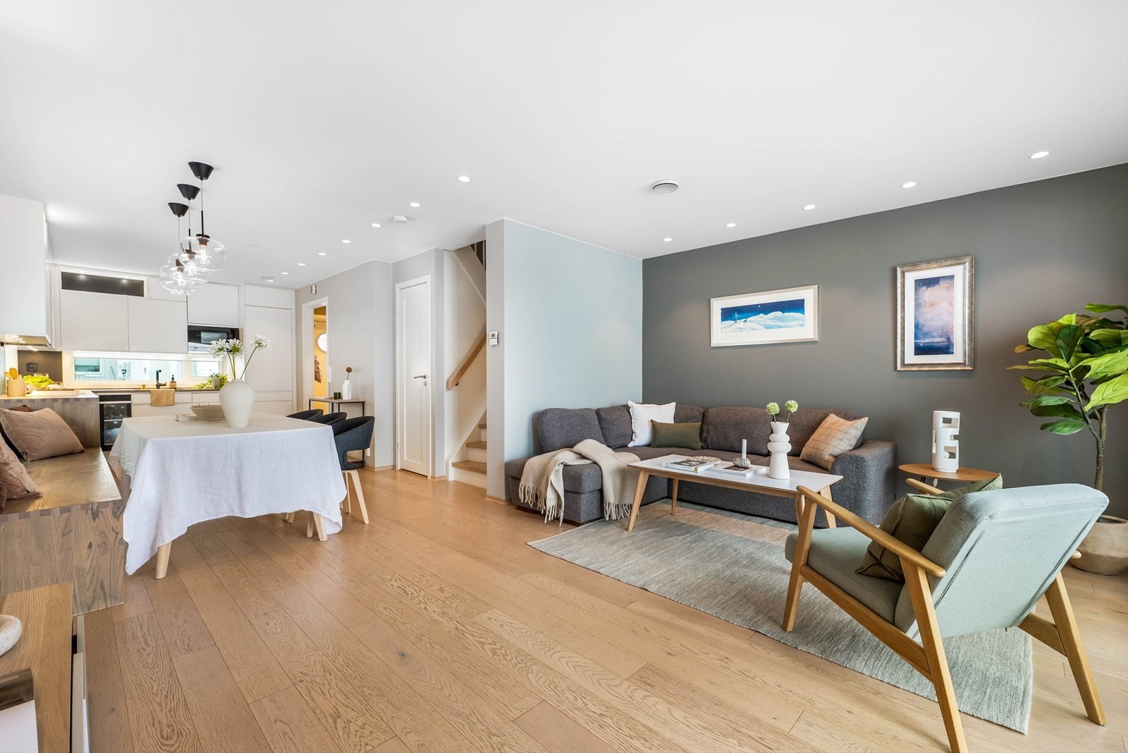 Stuen er naturlig inndelt i ulike soner, og det passer utmerket å innrede med spiseplass i forlengelse av stuen og kjøkkenet Galleribilde