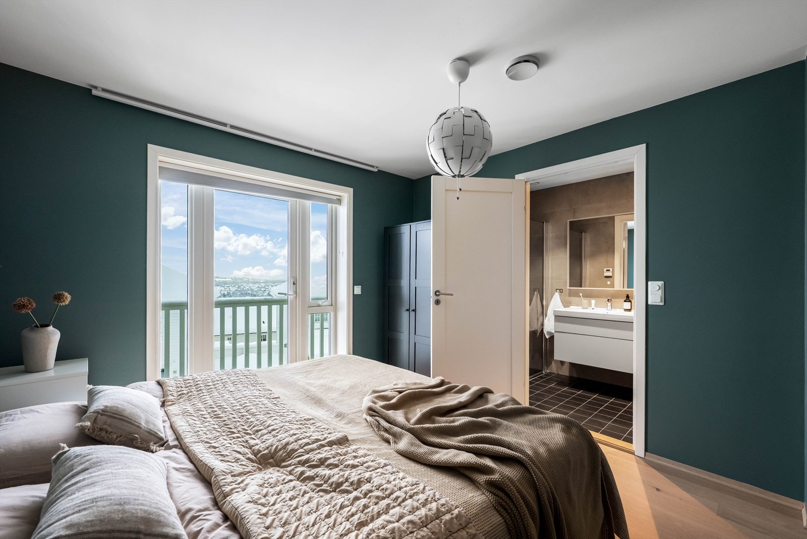 Hovedsoverommet har også utgang til luftebalkong med flott utsikt, samt inngang til eget masterbad Galleribilde
