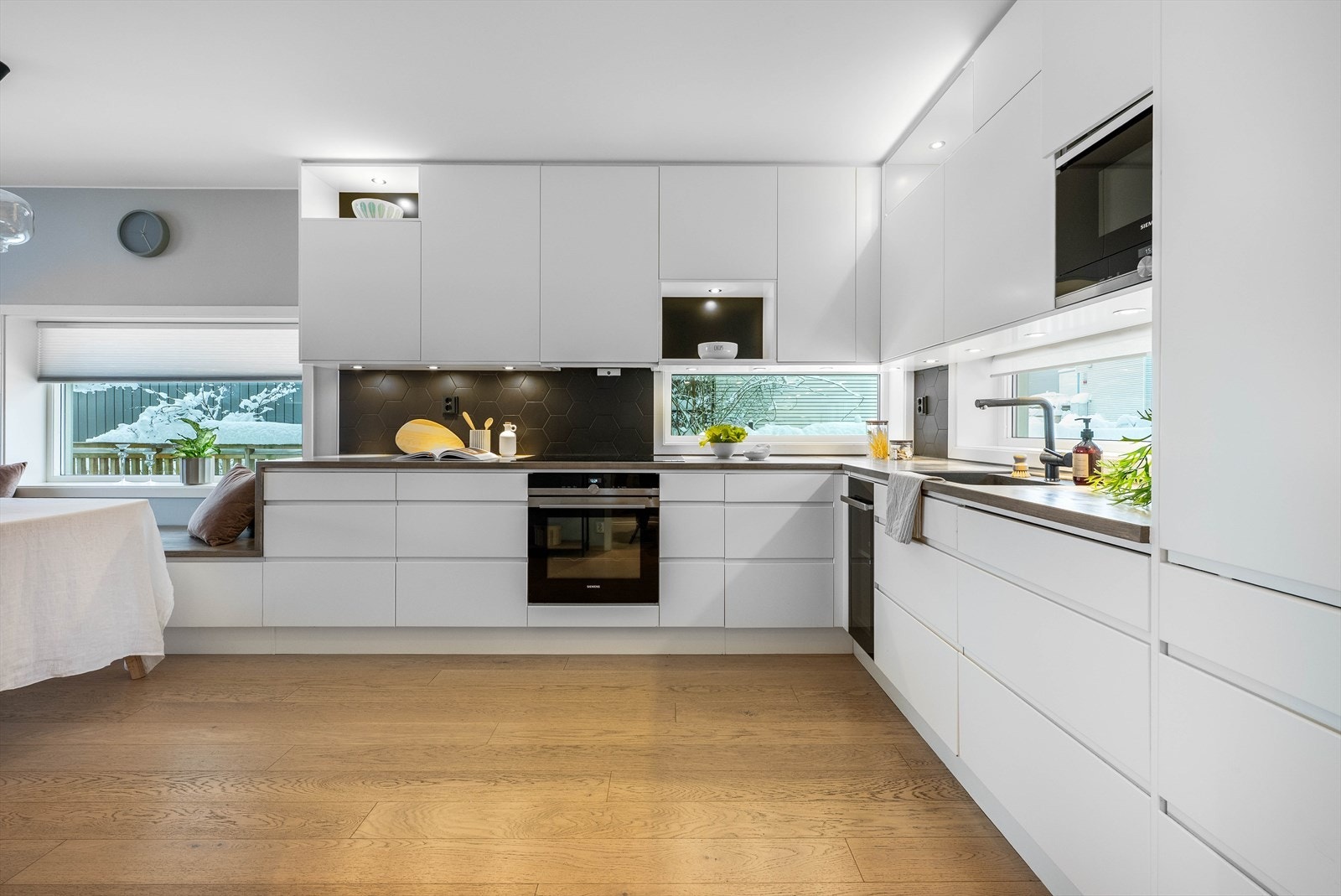 Innredningen fra Drømmekjøkkenet er tidløs, takhøy og velutstyrt, oppført i en funksjonell L-form med rikelig skapplass og godt med benkeplass. Kjøkkenet kan videre by på heltre benkeplate, nedfelt oppvaskkum i kompositt med ett-greps blandebatteri Galleribilde