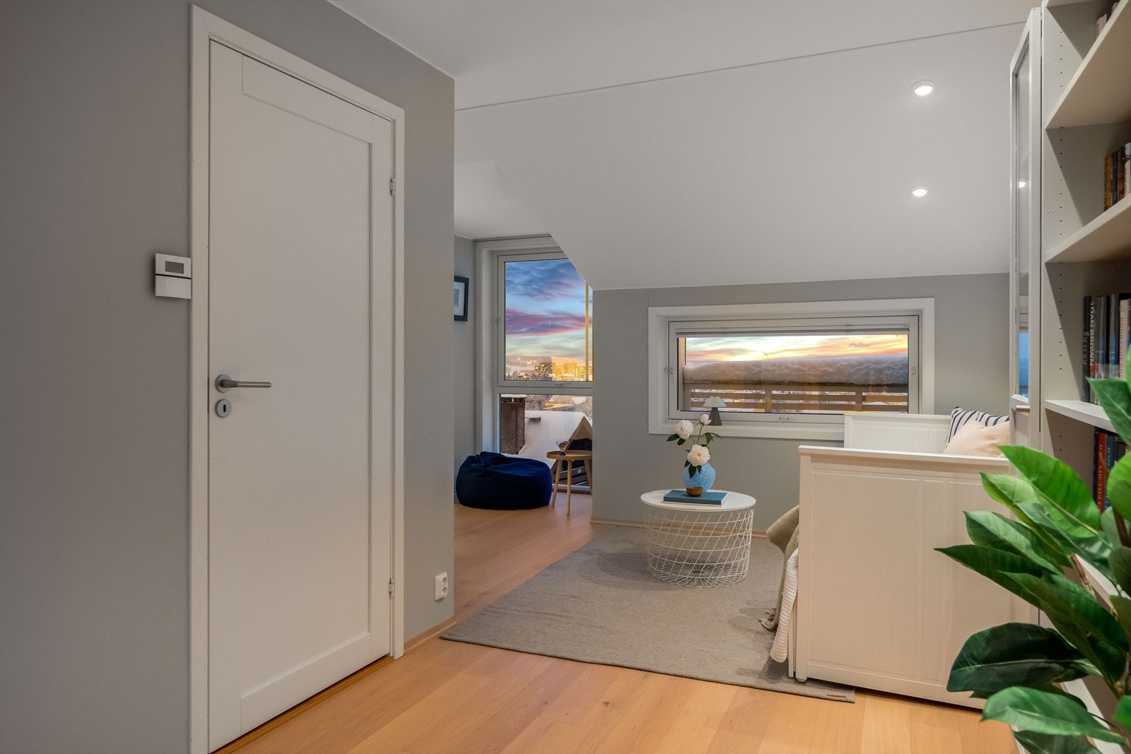 Rommet er pent innredet med en-stavs parkett på gulv, mens veggene er malt i en tidsriktig grånyanse Galleribilde