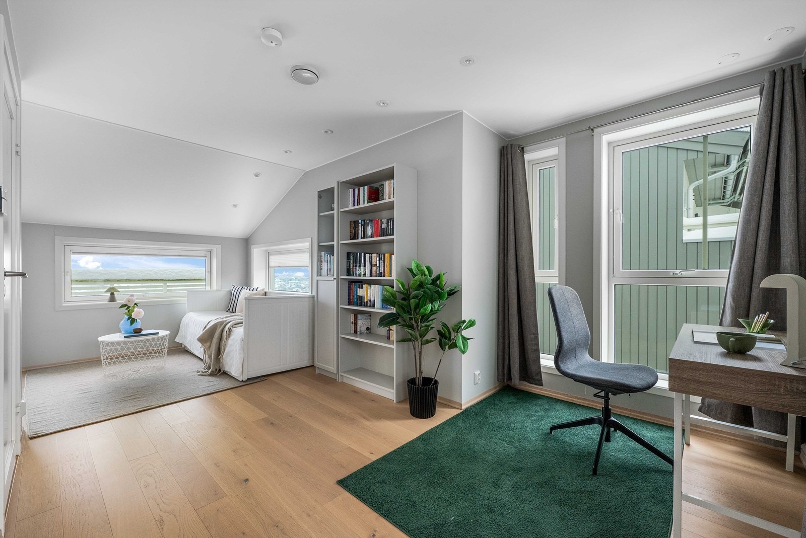 Loftstuen fungerer utmerket som en ekstra stue eller soverom, samtidig som det er god plass for hjemmekontorløsning Galleribilde