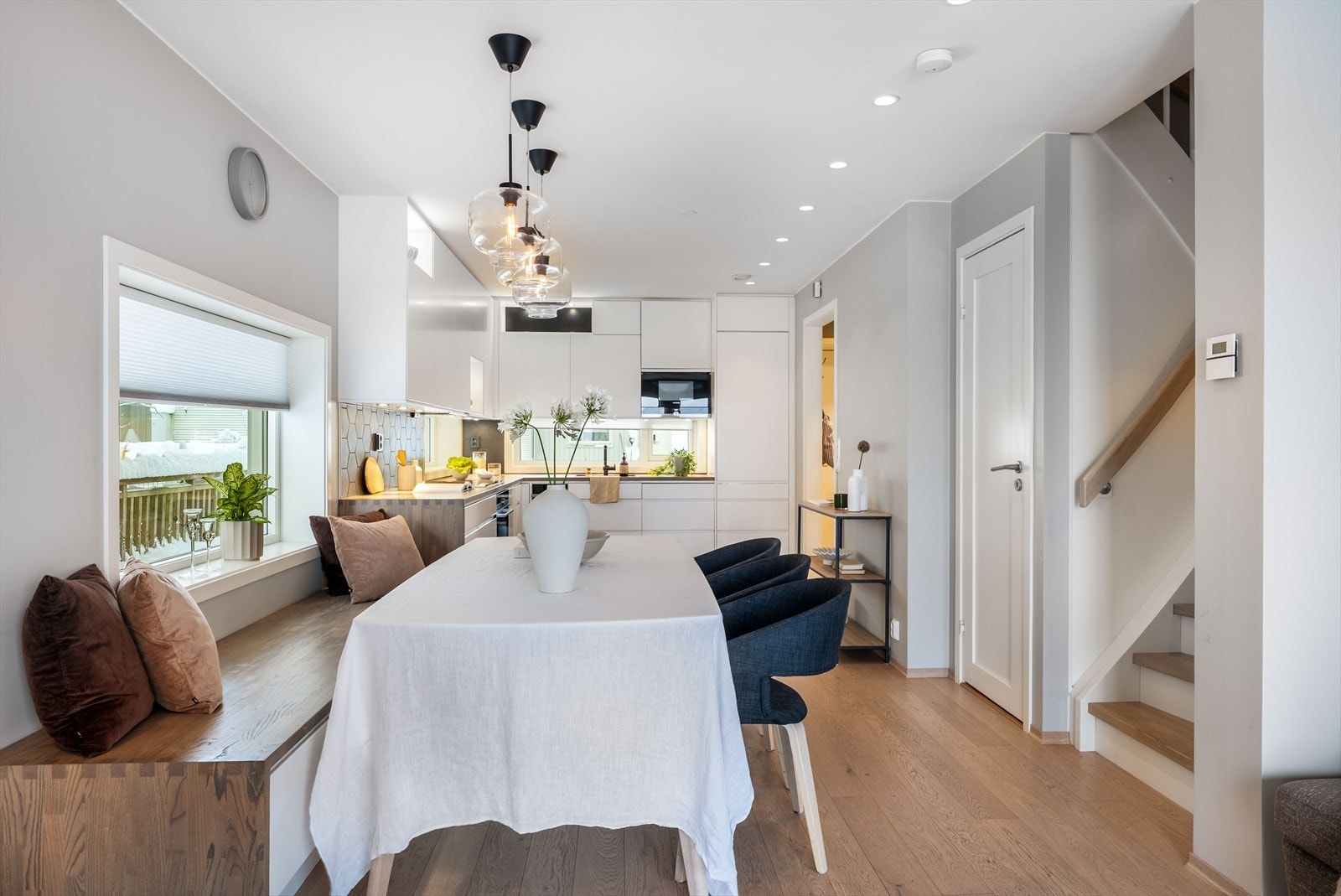 Her er det god plass for sosiale sammenkomster! Arealet under trappen opp til 2. etasjen er også godt utnyttet med en praktisk bod Galleribilde