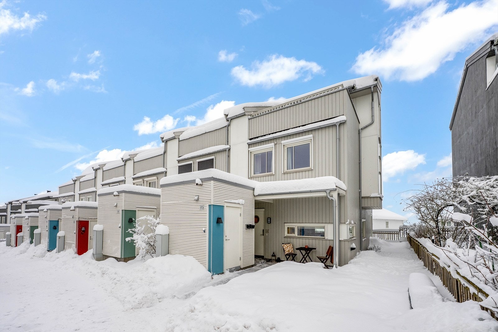 Det er belegningsstein ved inngangspartiet som også er delvis overbygd, samt en praktisk sportsbod rett utenfor inngangsdøren Galleribilde