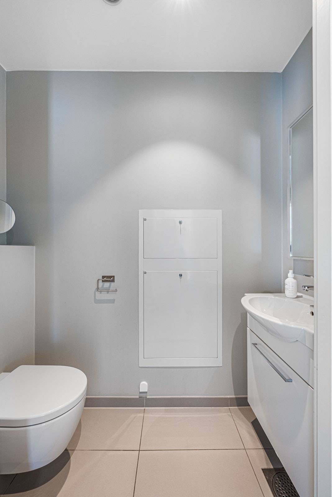 I direkte tilknytning til entreen finner man et praktisk toalettrom. Rommet er innredet med fliser på gulv, heldekkende servant med servantskuff, speil m/belysning og vegghengt toalett. Galleribilde