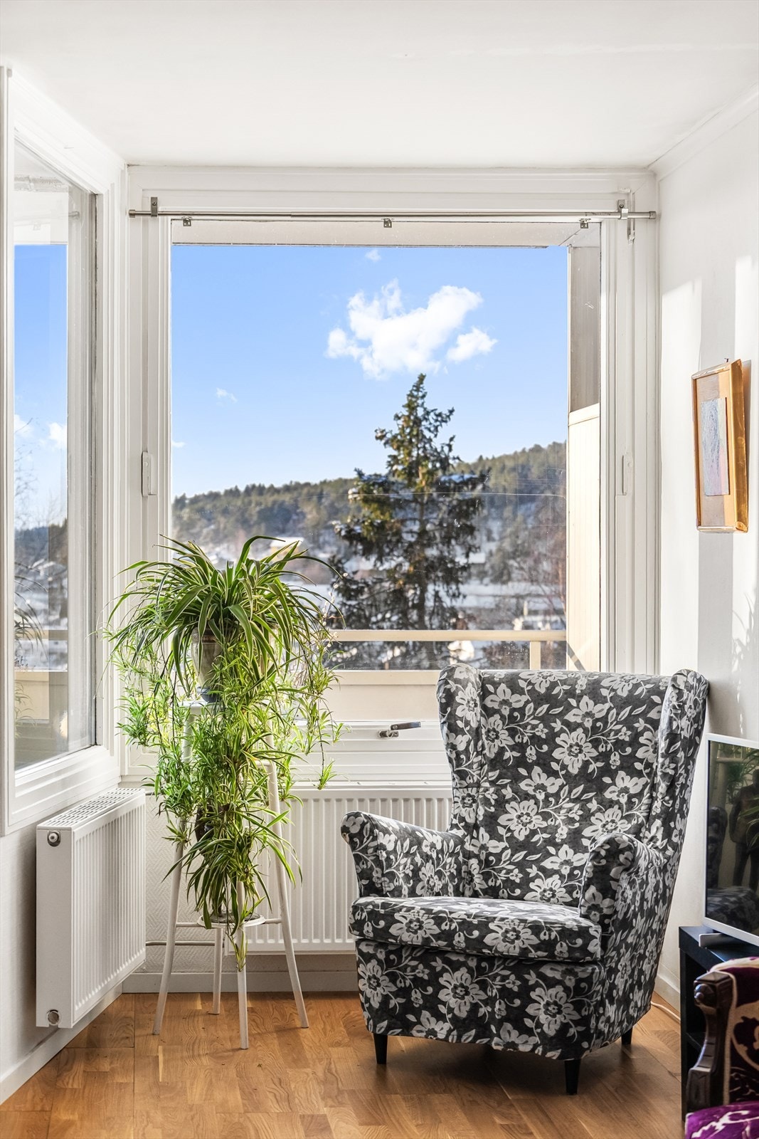 En hyggelig lesekrok ved vinduet utnytter plassen og lyset. Galleribilde