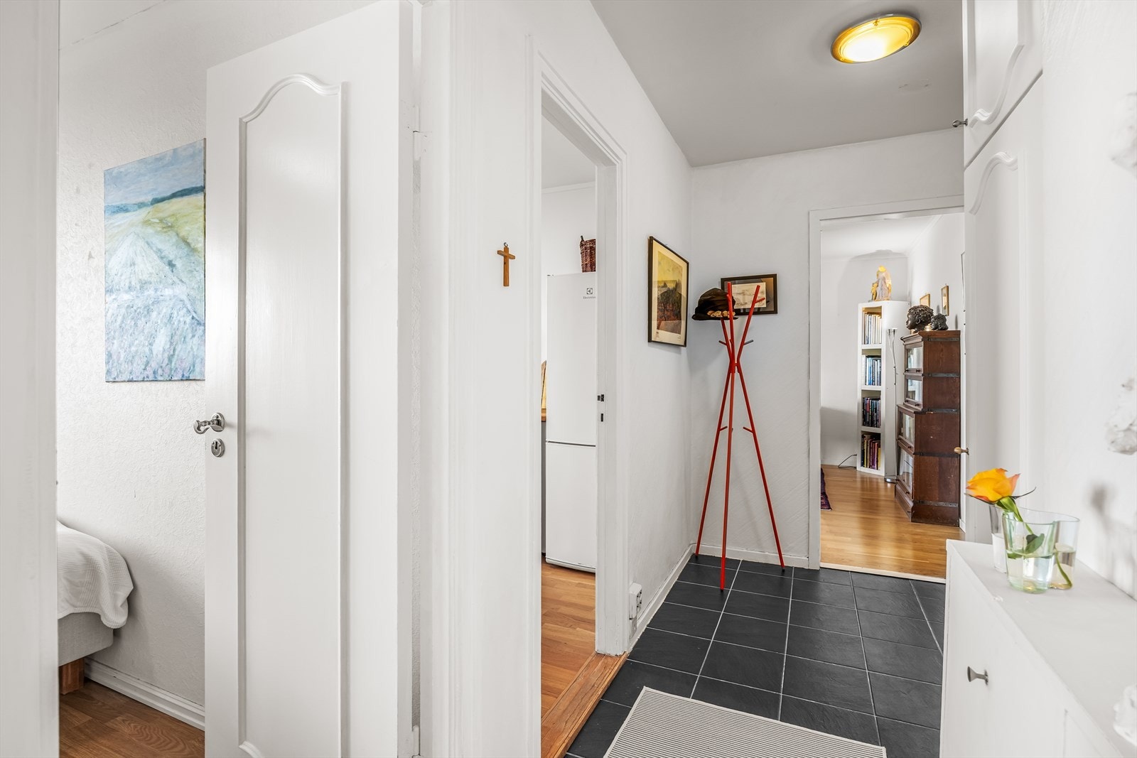 Fra entréen er det adkomst til leilighetens øvrige rom. Galleribilde