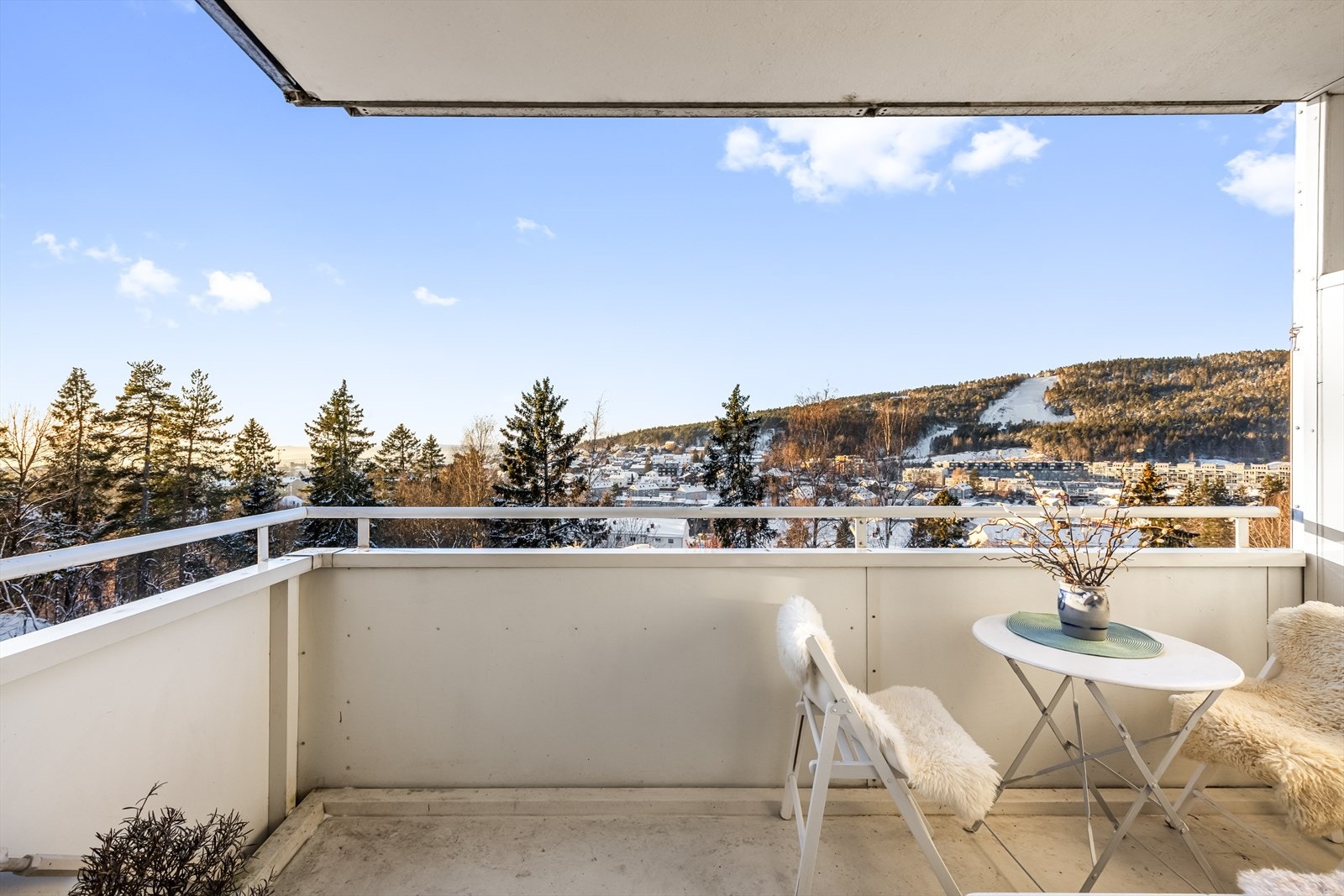 Utsikten fra balkongen strekker seg mot Grefsenkollen og de omkringliggende åsene. Galleribilde
