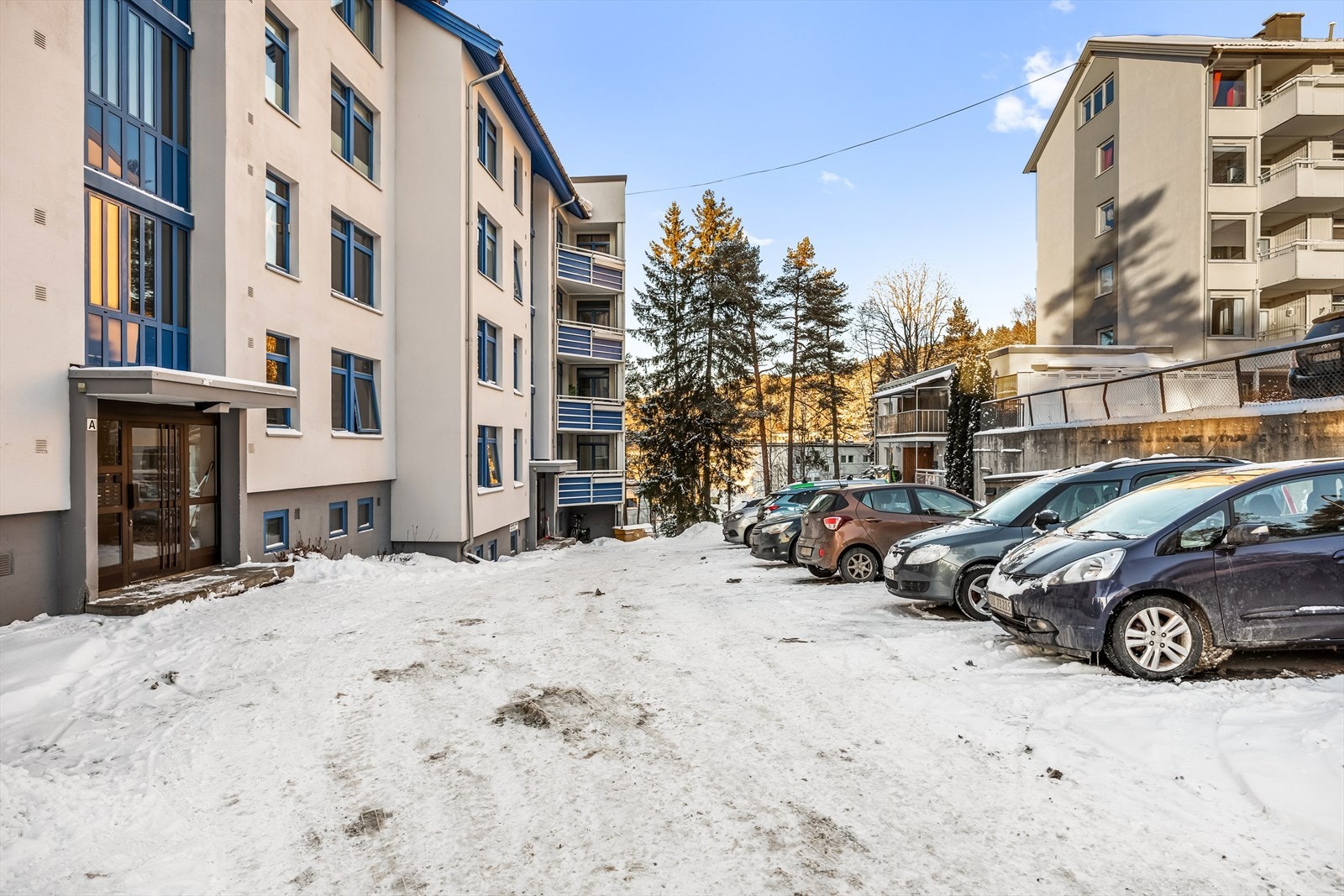 Borettslaget disponerer biloppstillingsplasser for beboerne. Galleribilde