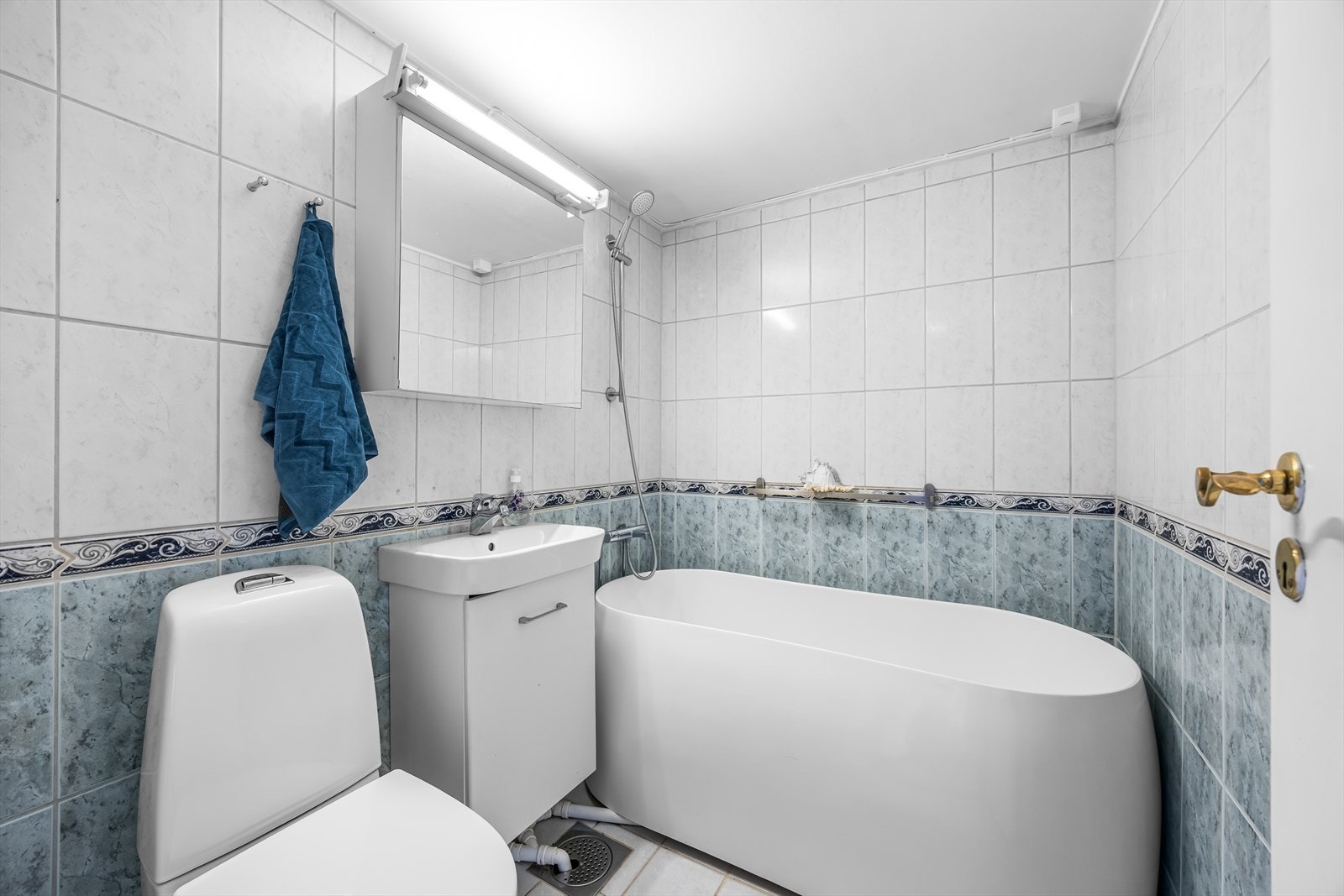 Pent, flislagt bad utstyrt med badekar for ekstra velvære. Galleribilde