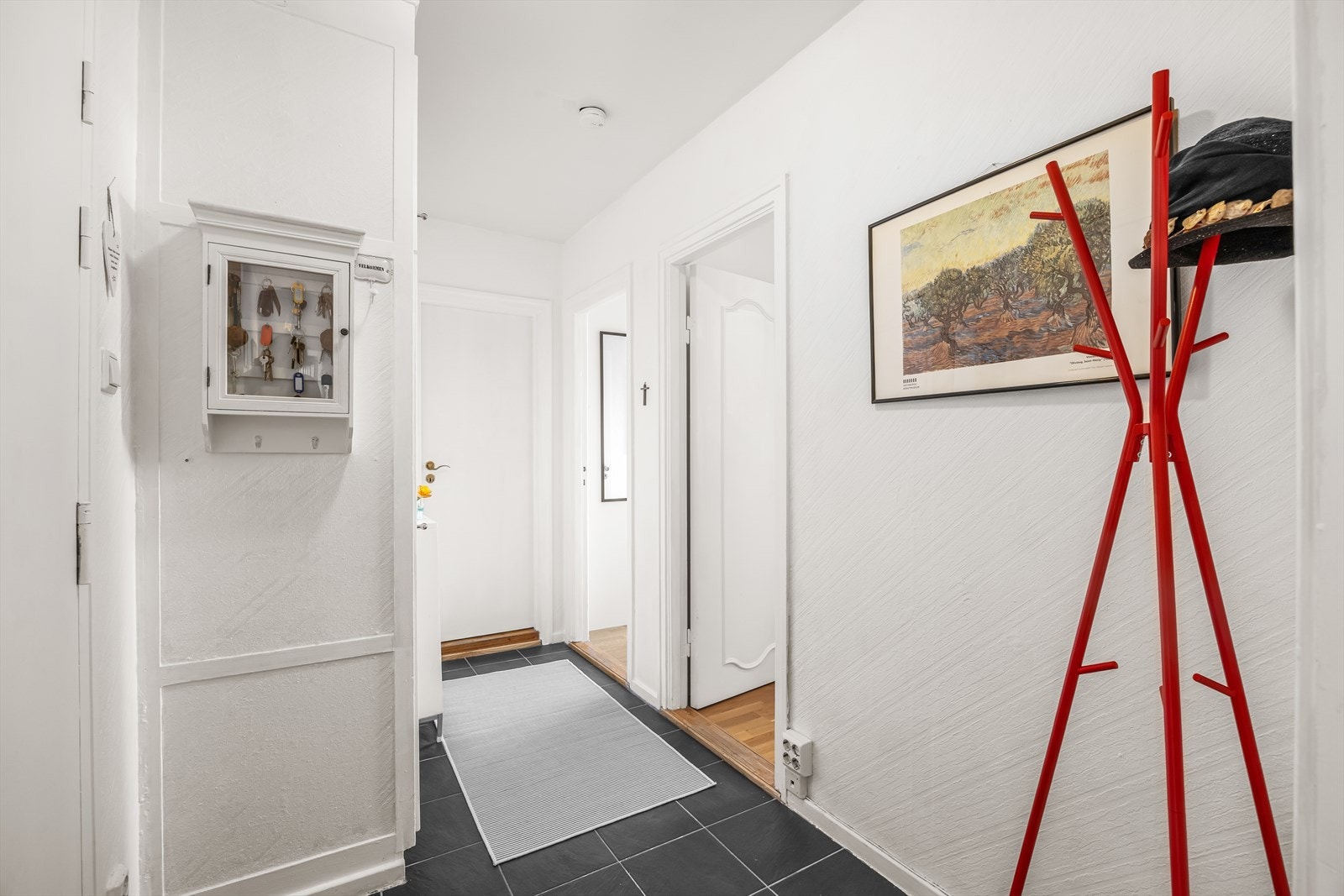 Entréen har flislagt gulv og plass til oppheng av yttertøy. Galleribilde