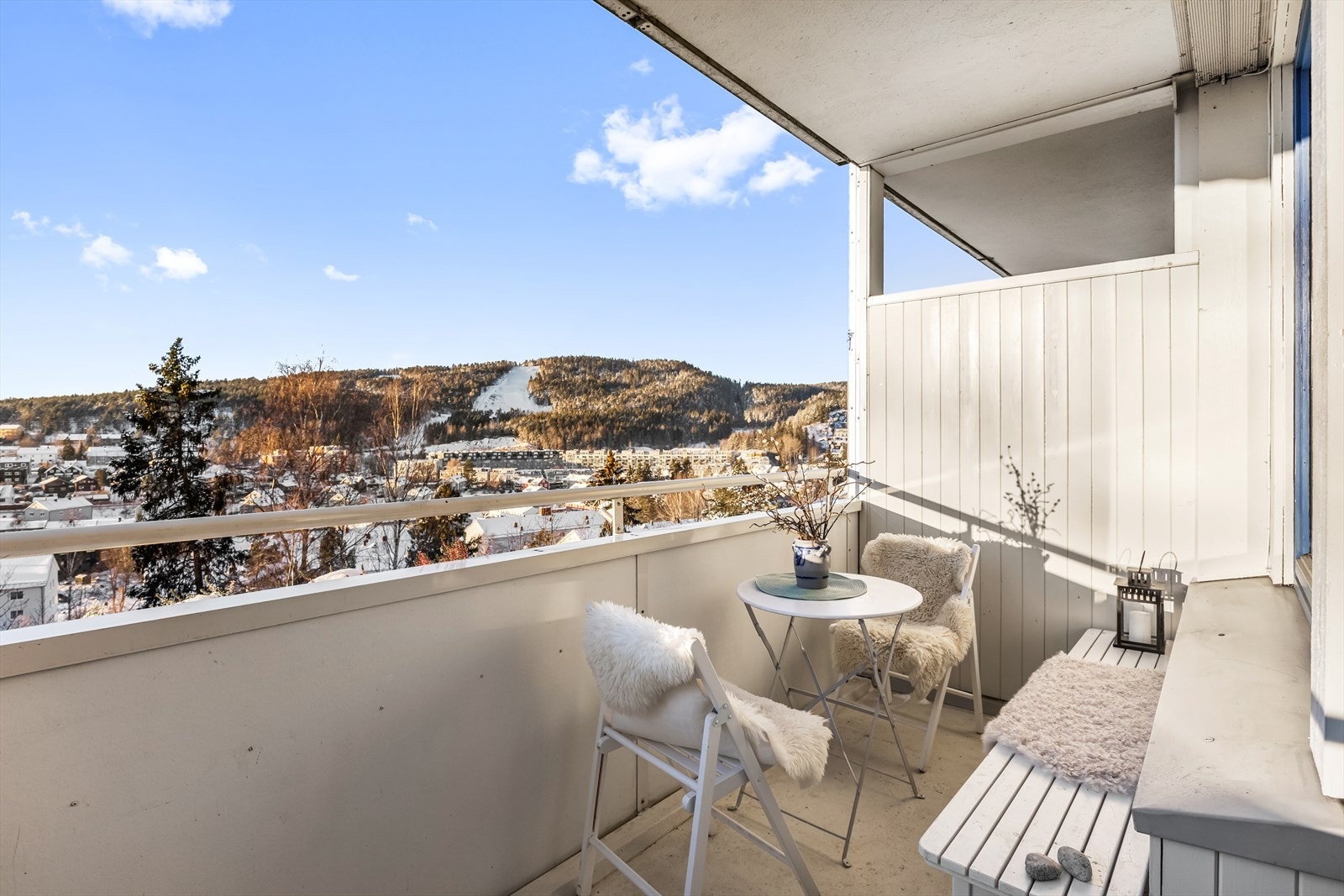 Fra stuen er det utgang til en romslig balkong med flott utsikt over nærområdet. Galleribilde