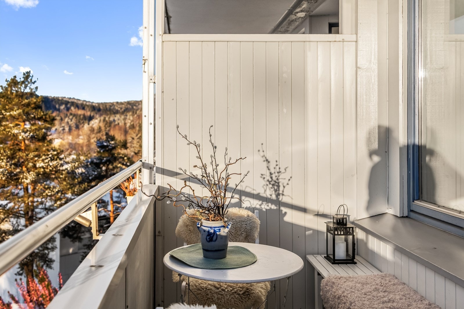 Balkongen har god plass og er enkel å innrede etter eget ønske. Galleribilde