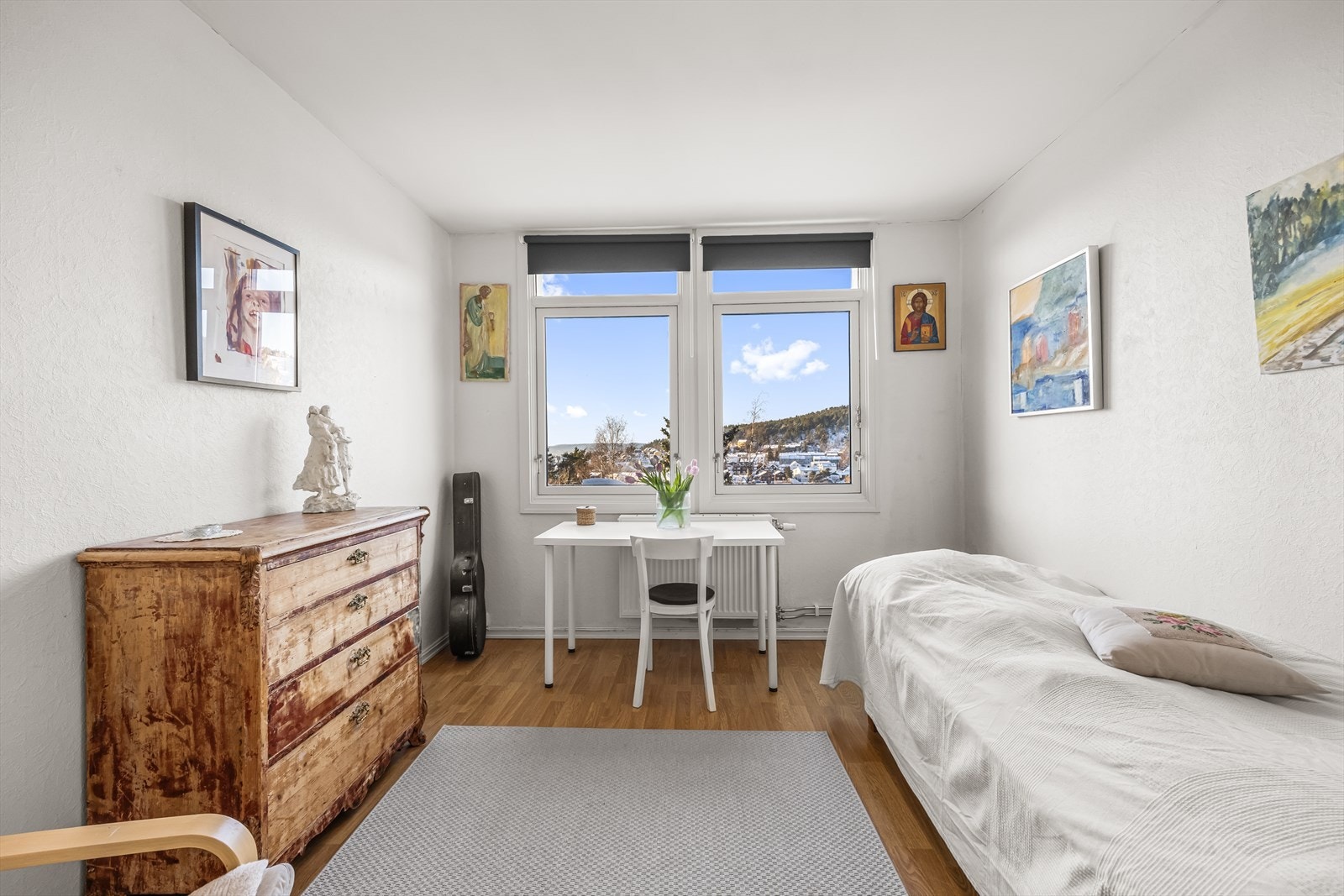 Soverommet er av god størrelse med plass til dobbeltseng og arbeidsplass. Galleribilde