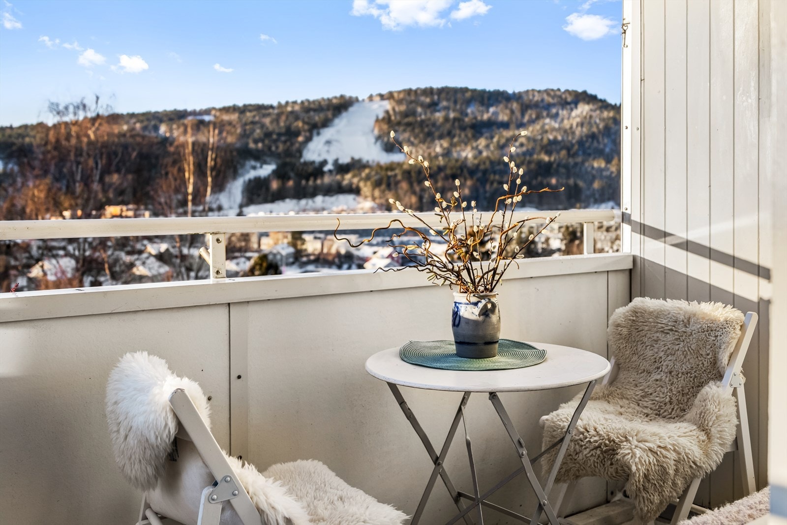 En perfekt plass for morgenkaffen med utsikt over nabolaget. Galleribilde