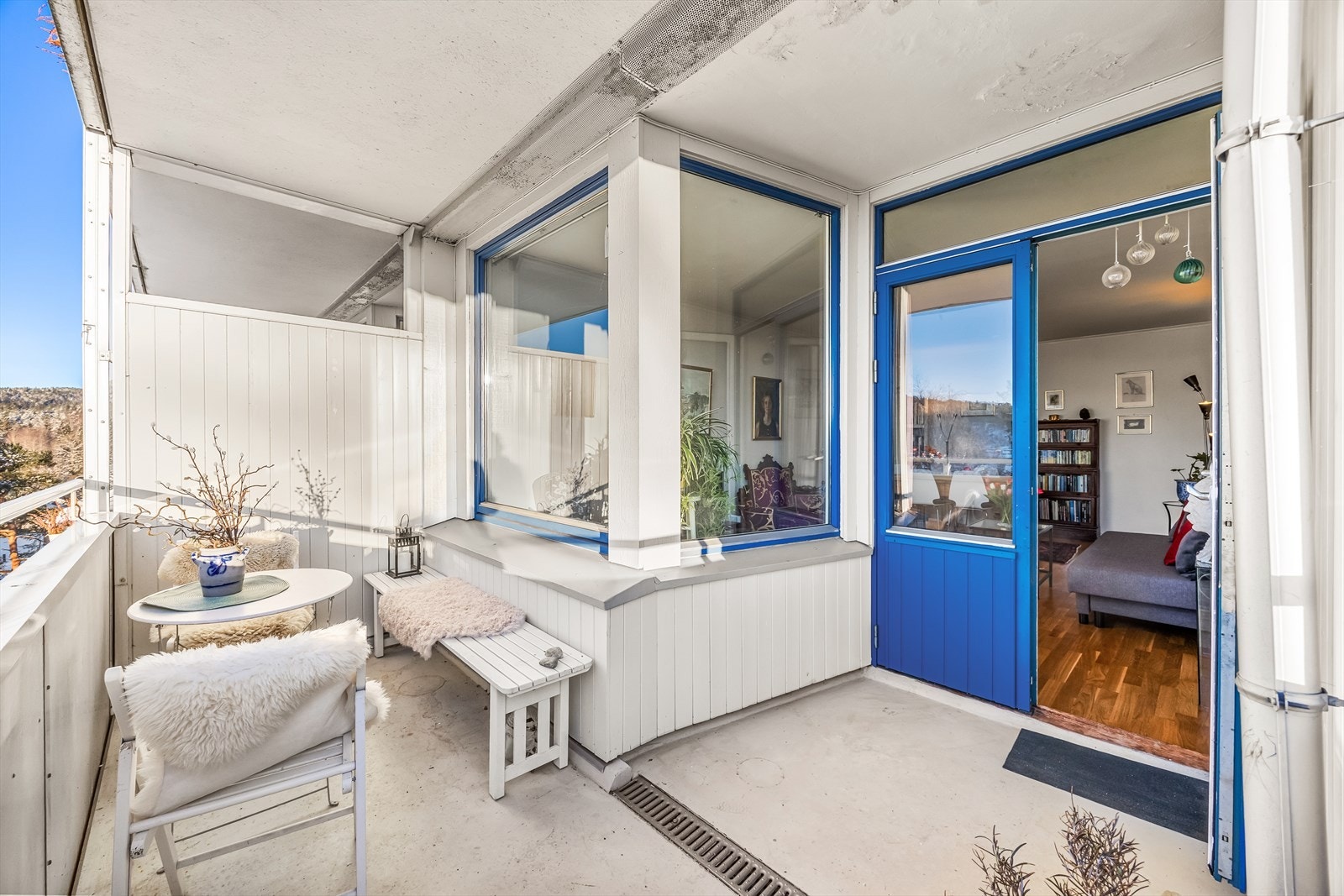 Den direkte tilknytningen til stuen gjør balkongen til en naturlig forlengelse av boligen. Galleribilde