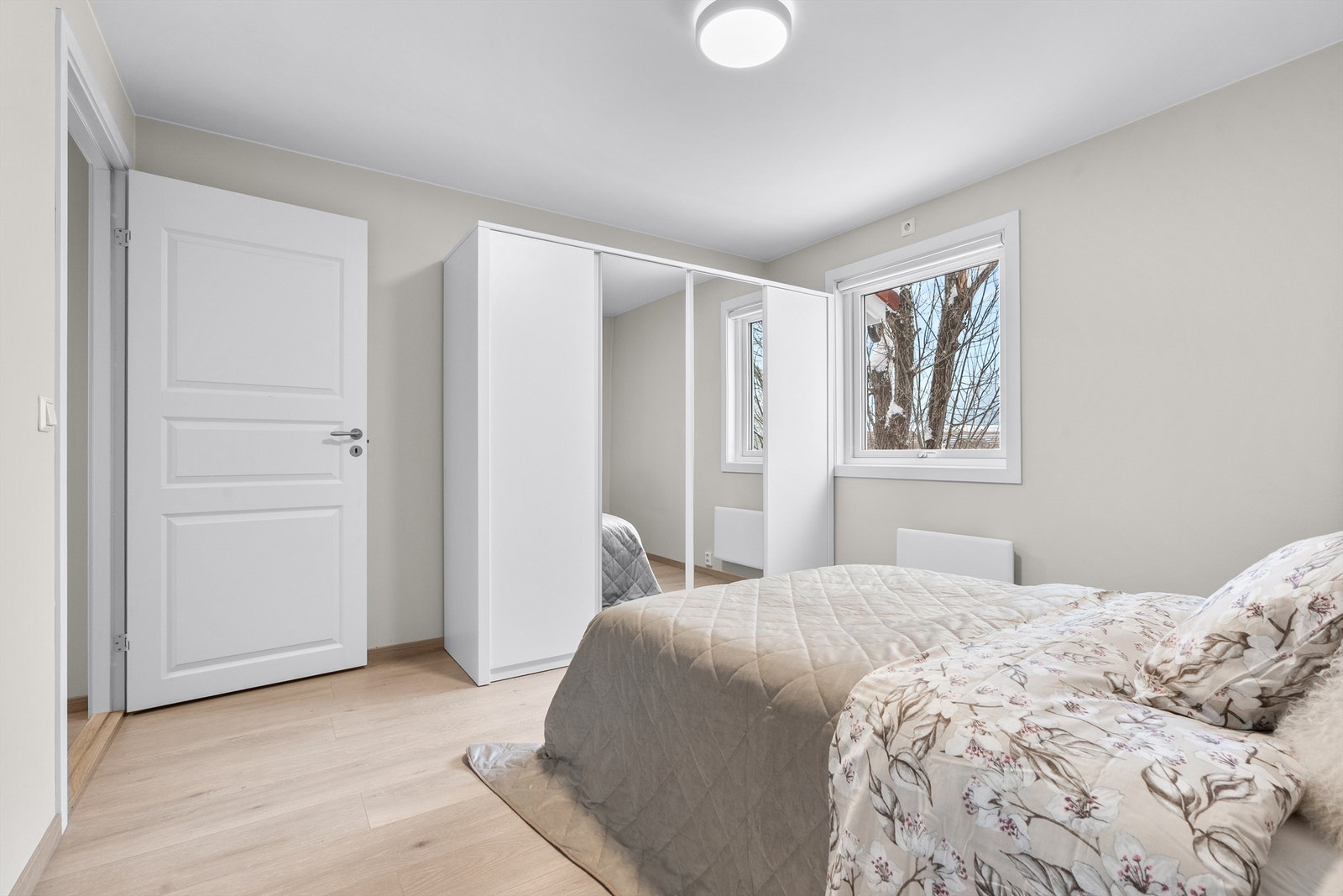 Soverom - skyvedørsgarderobe med speil medfølger - vindu orienter mot øst Galleribilde