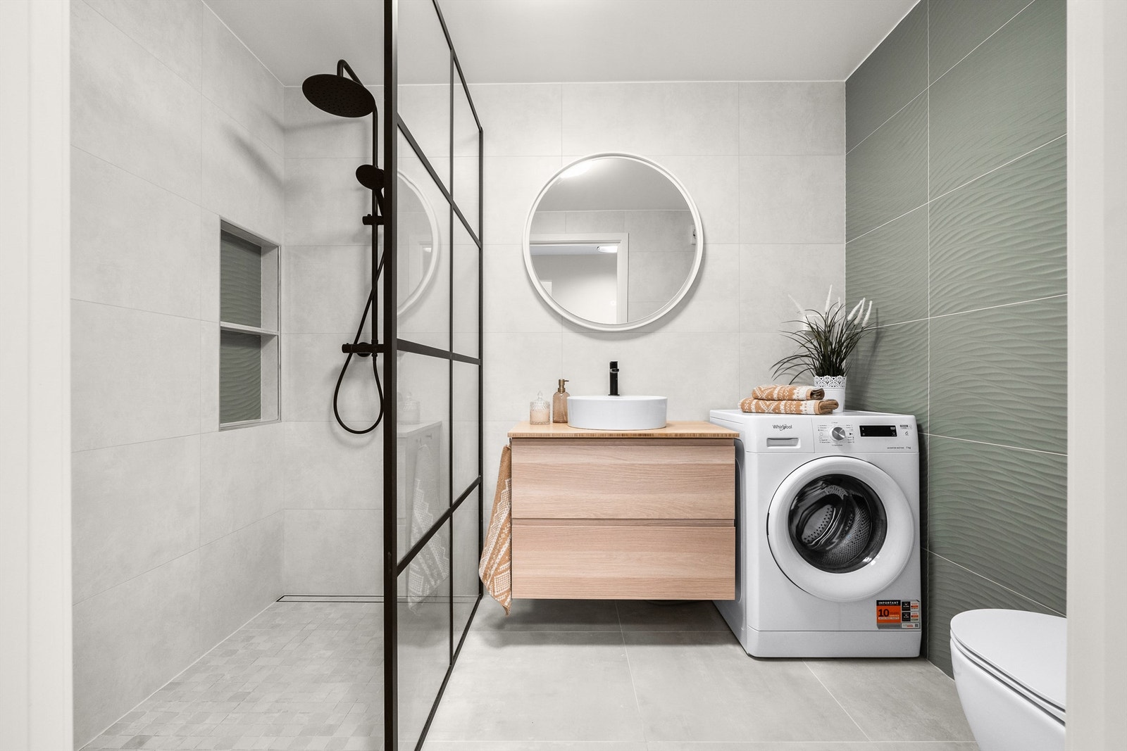 Bad - delikat bad fra 2021 - flislagt gulv med gulvvarme og flislagte vegger Galleribilde