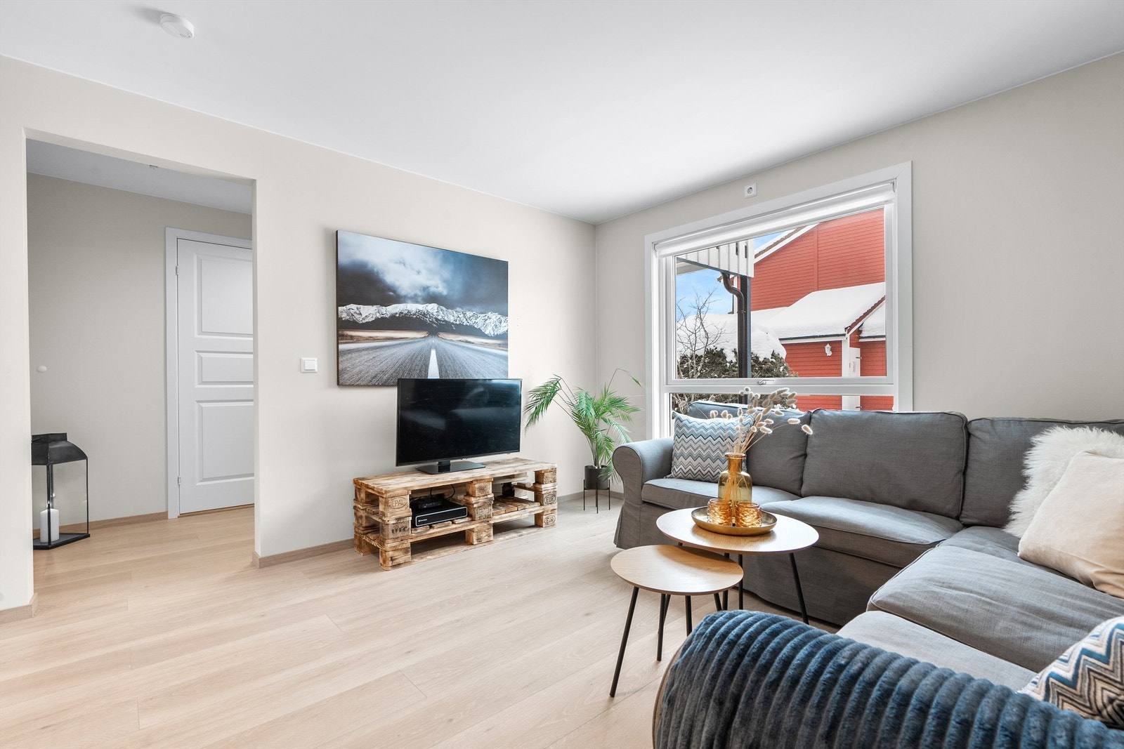 Stue - stort vindu som bidrar godt med naturlig lysinnslipp Galleribilde