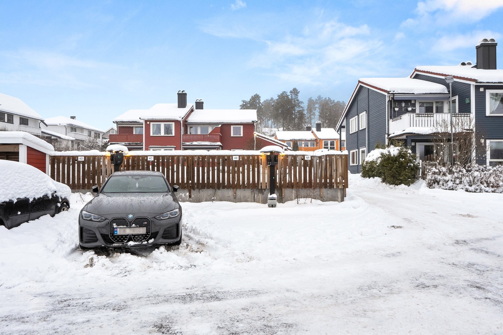 Leiligheten disponerer en biloppstillingsplass på fellesparkeringsplass merket med 4B Galleribilde