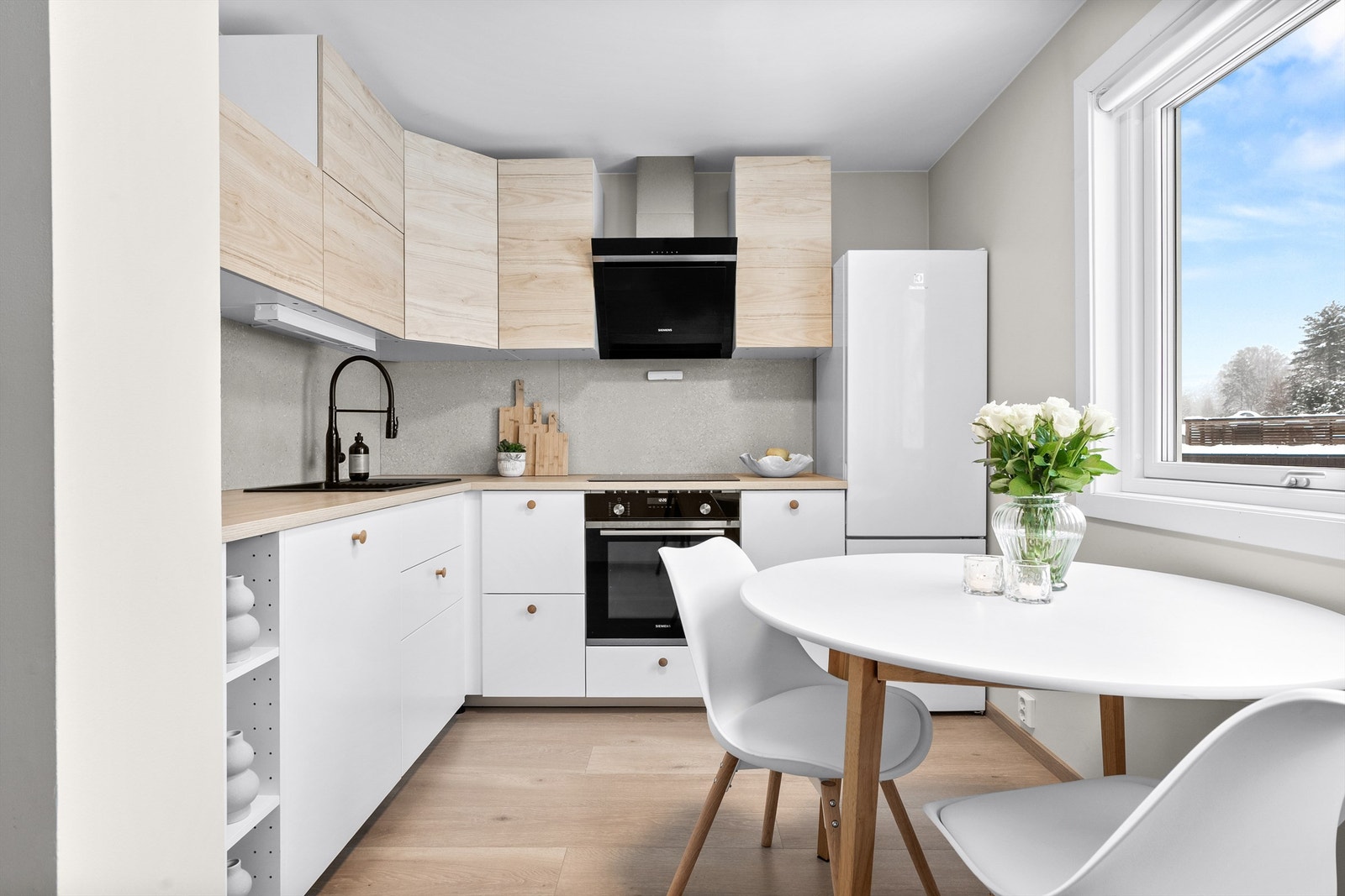 Kjøkken - kjøkkenløsning fra 2021 - innredning med glatte fronter og laminert benkeplate Galleribilde