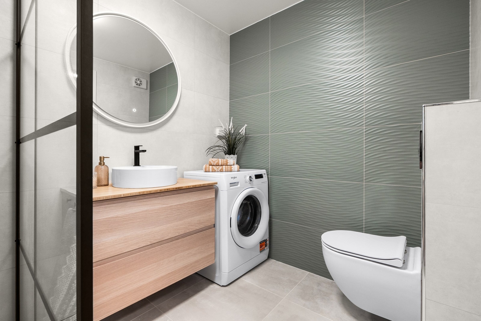 Bad - veggmontert innredning med ovenpåliggende servant og ett-greps armatur - speil over servant med belysning Galleribilde