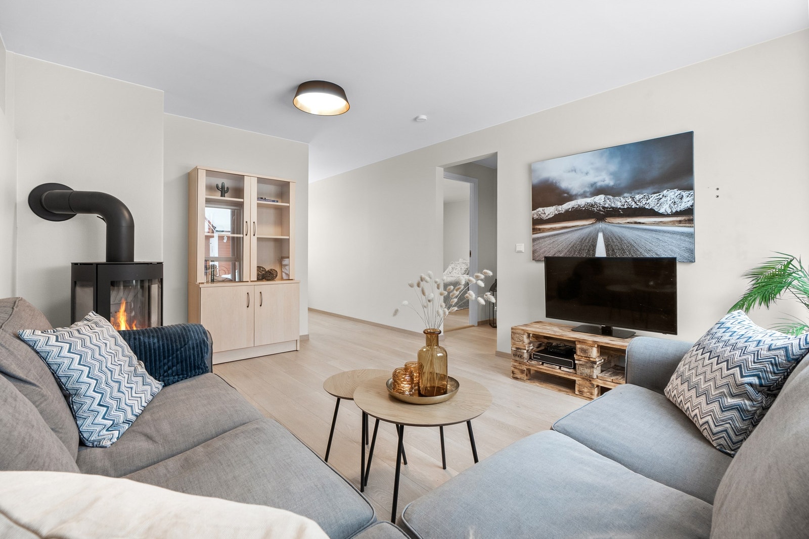 Stue - romslig og hyggelig stue med plass til sofaløsning, tv, bord og tilhørende møblement - Foto: OhShots Galleribilde