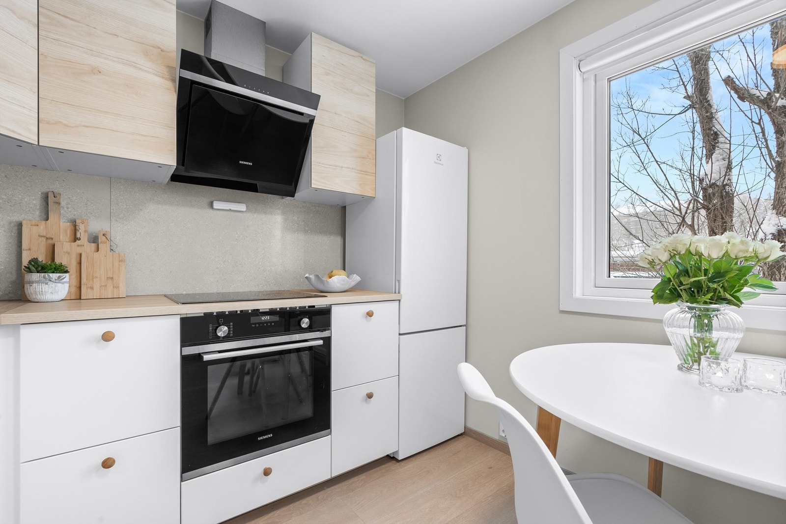 Kjøkken - hvitevarer som følger; Integrert oppvaskmaskin, stekeovn og induksjonstopp - frittstående kjøleskap med frysedel medfølger også Galleribilde