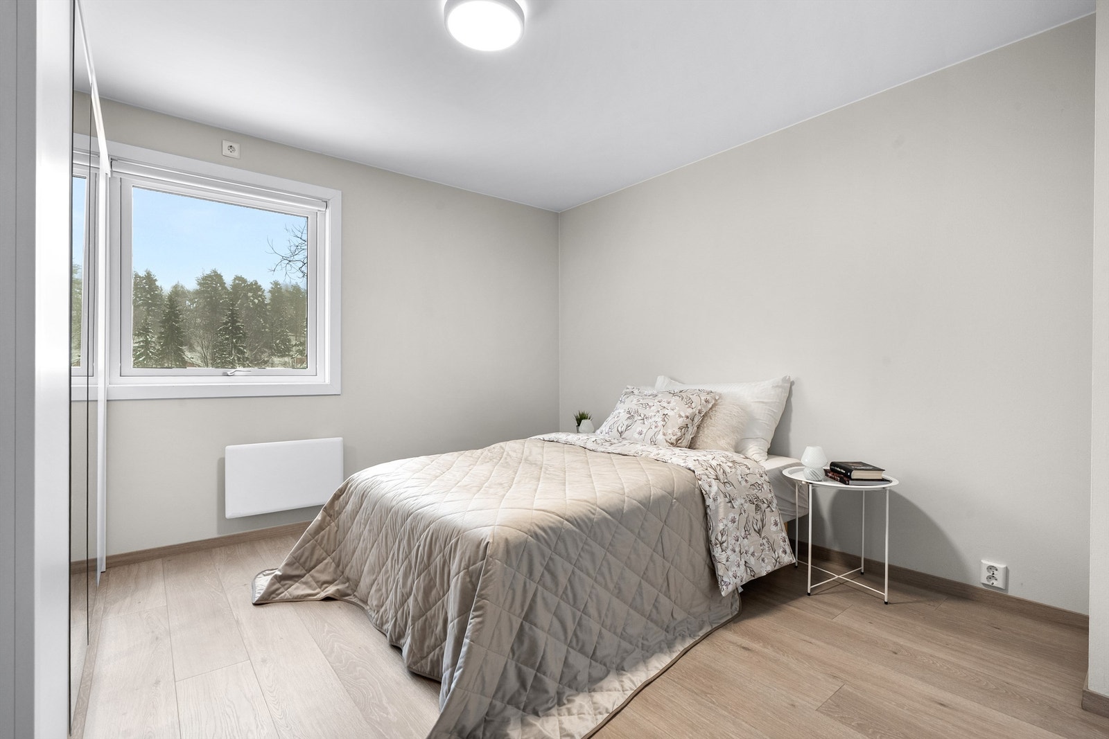 Soverom 1 - romslig soverom med god plass til dobbeltseng, nattbord og skrivebord Galleribilde