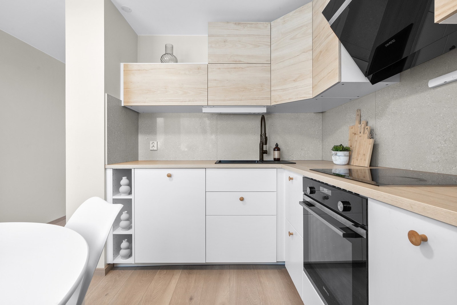 Kjøkken - godt med skap- benkeplass Galleribilde