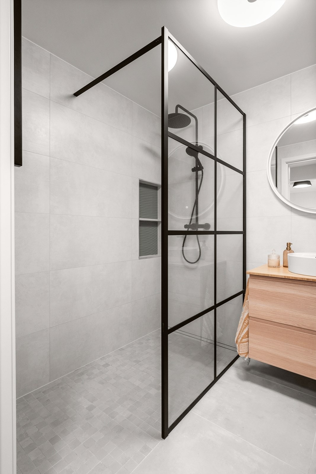 Bad - stor dusjnisje med glassvegg - Håndkletørker montert på vegg Galleribilde