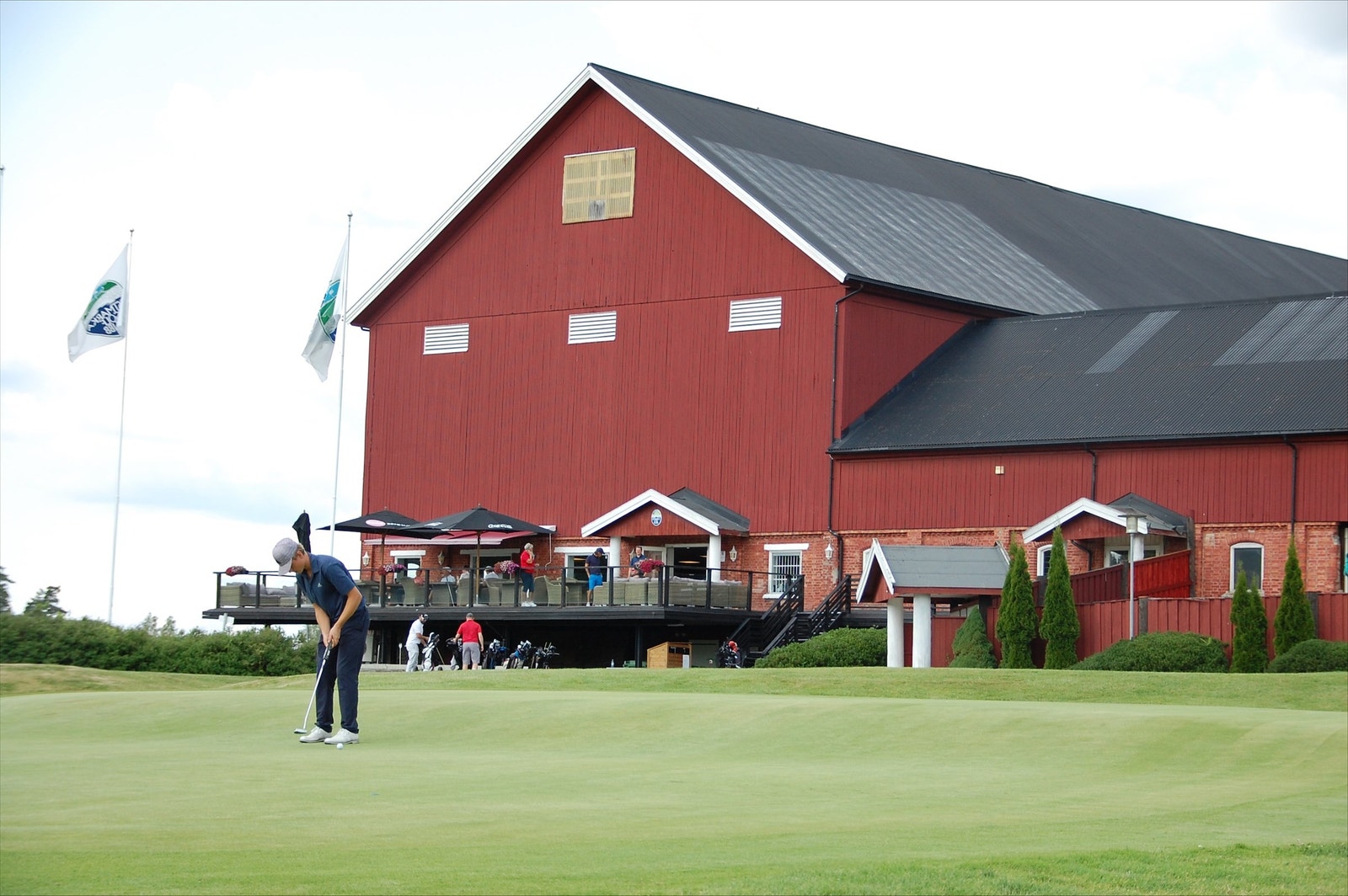 Østmarka golfklubb med flott 18-hulls golfbane med en populær restaurant Galleribilde