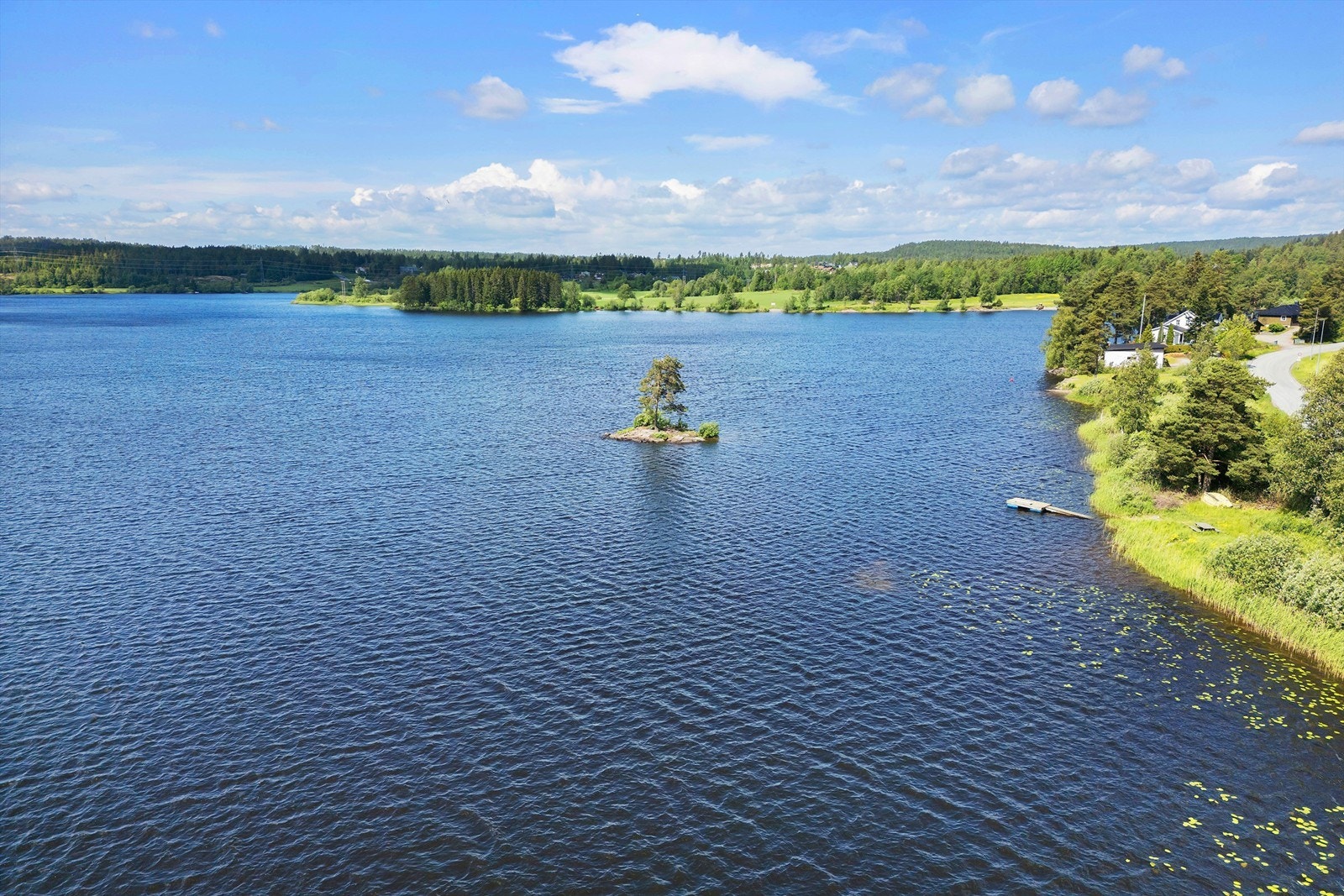 Våg byr på flotte kajakk/kanomuligheter på sommerstid. Det blir kjørt opp skispor og skøytebane rundt hele våg på vinterstid Galleribilde