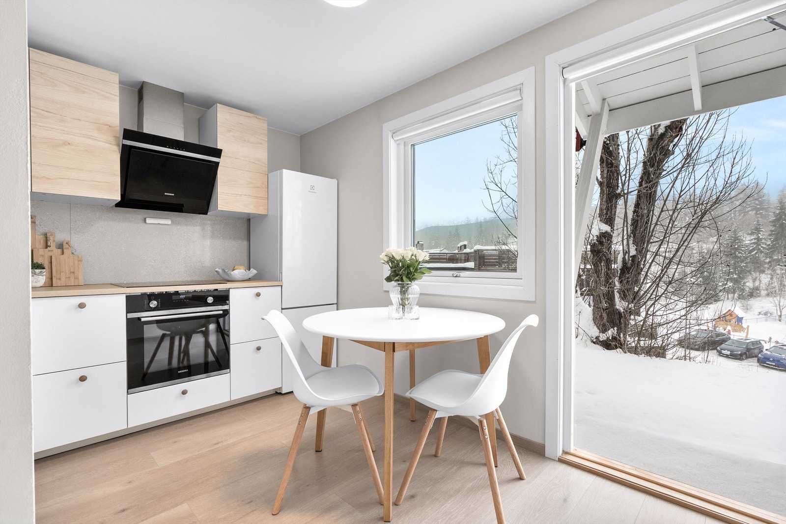 Kjøkken - plass til et lite spisebord - idyllisk stemning på sommertider - videre utgang til uteområde fra kjøkken Galleribilde