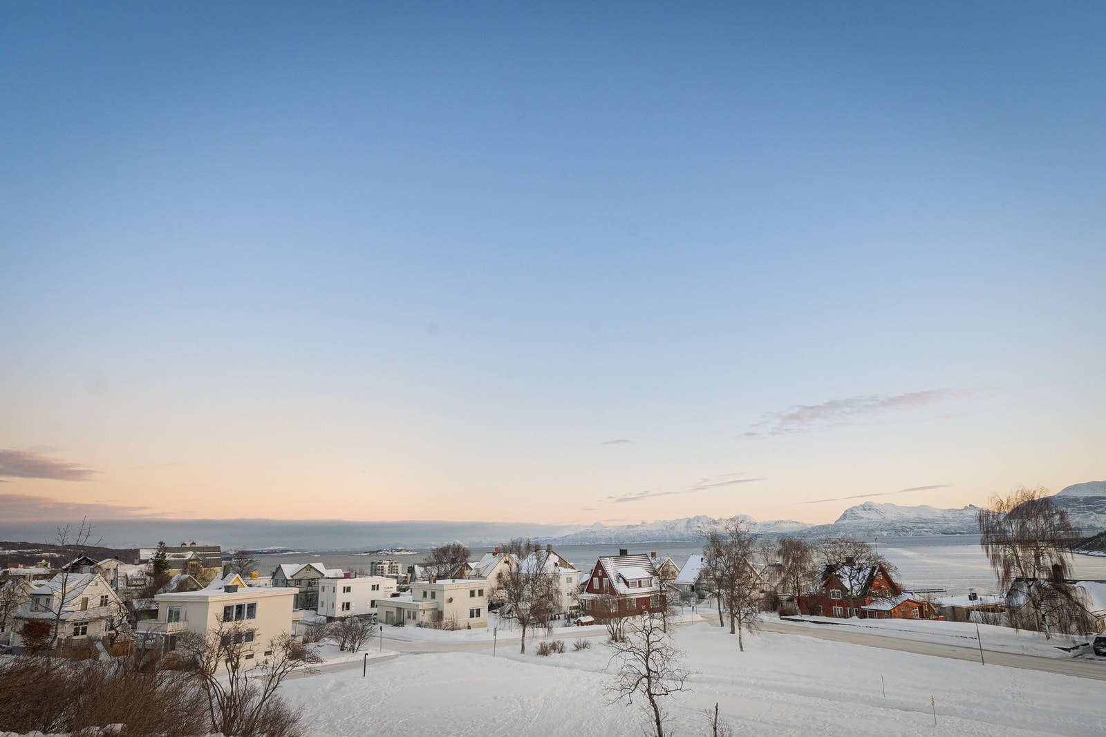 Enebolig med sentrumsnær beliggenhet i Harstad, i et rolig og etablert boligområde nært alt! Galleribilde