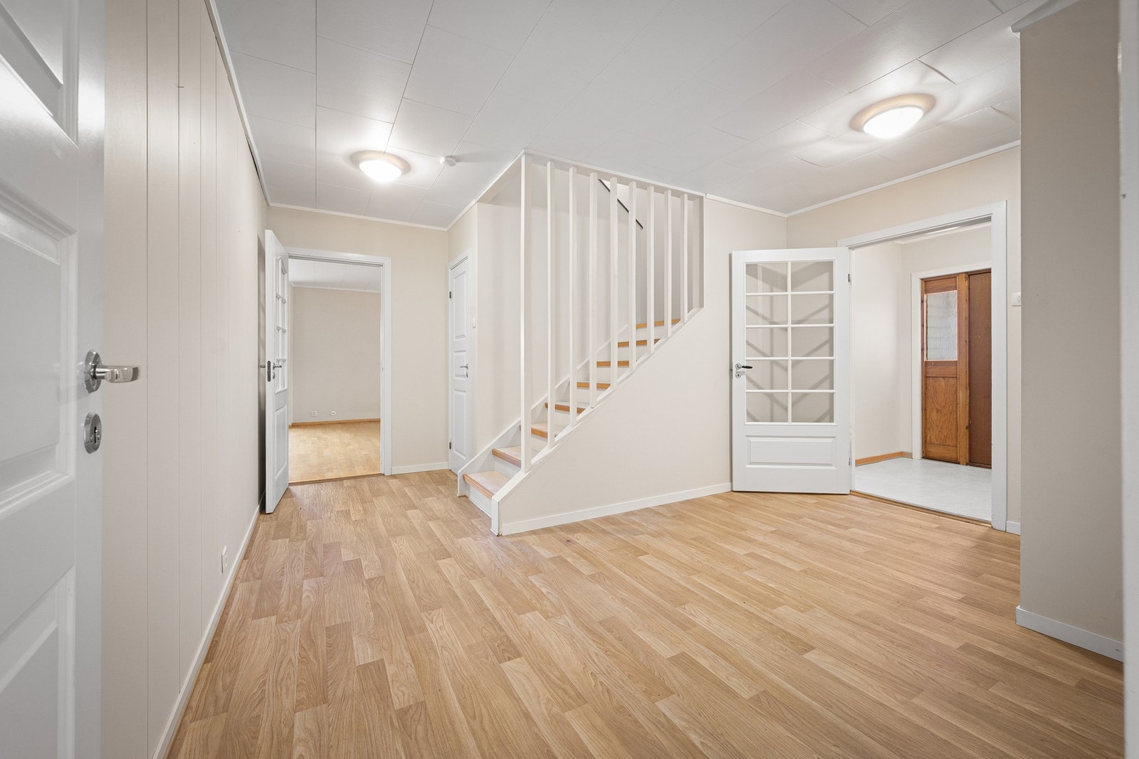 Romslig hall og entré Galleribilde