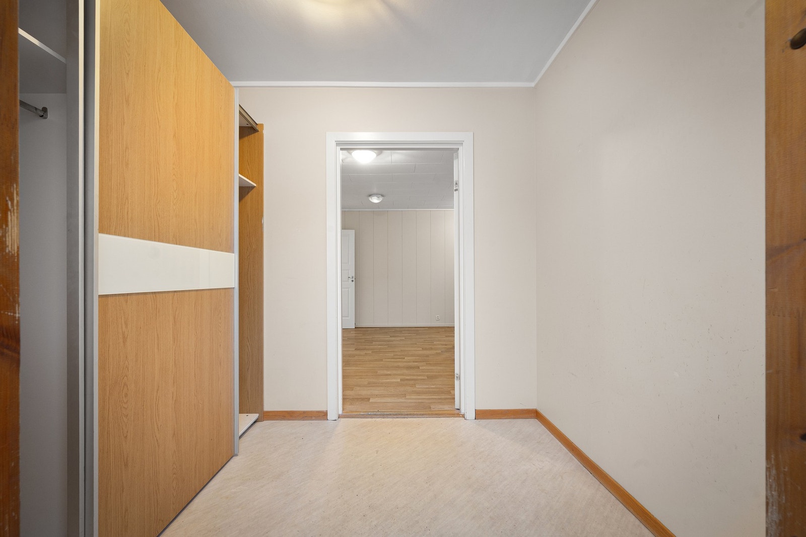 Entréen har skyvedørsgarderobe langs hele veggen som sørger for praktisk oppbevaring av yttertøyet Galleribilde