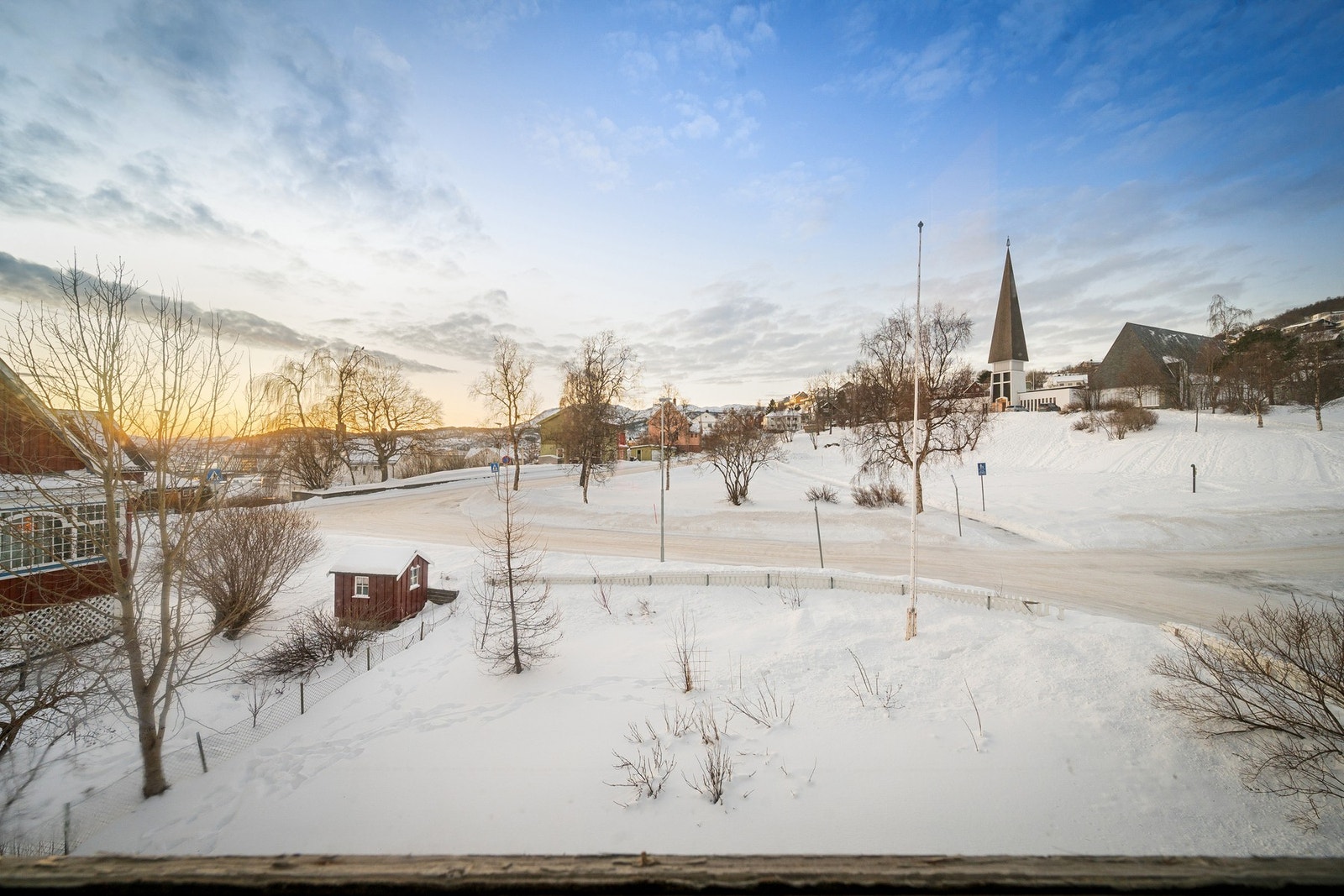 Stor, solrik eiendom på ca 850 kvm med fin utsikt over nærområdet Galleribilde