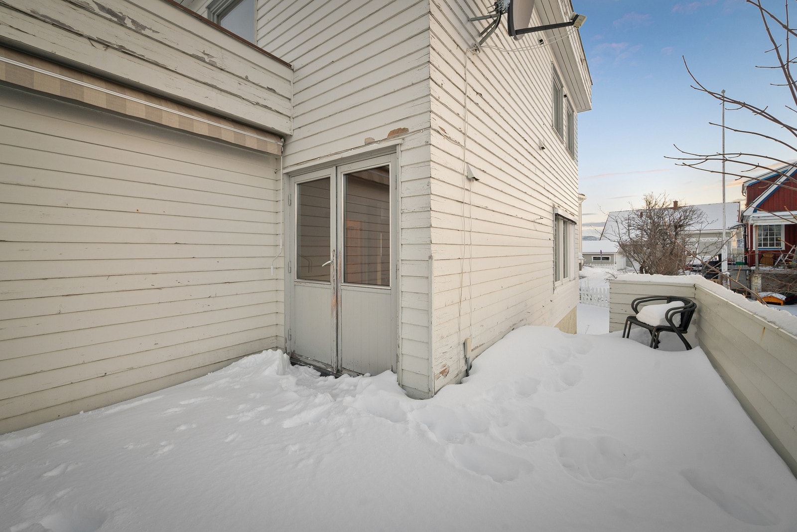 Veranda utenfor stue har direkte adkomst ut i hagen Galleribilde