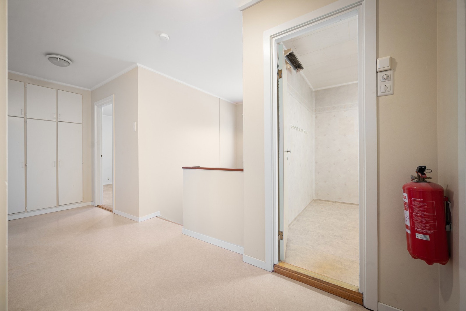 Det er innebygde garderobeskap i de fleste soverom og i gang i 2. etasje, som gir gode lagringsmuligheter for både klær og annet Galleribilde