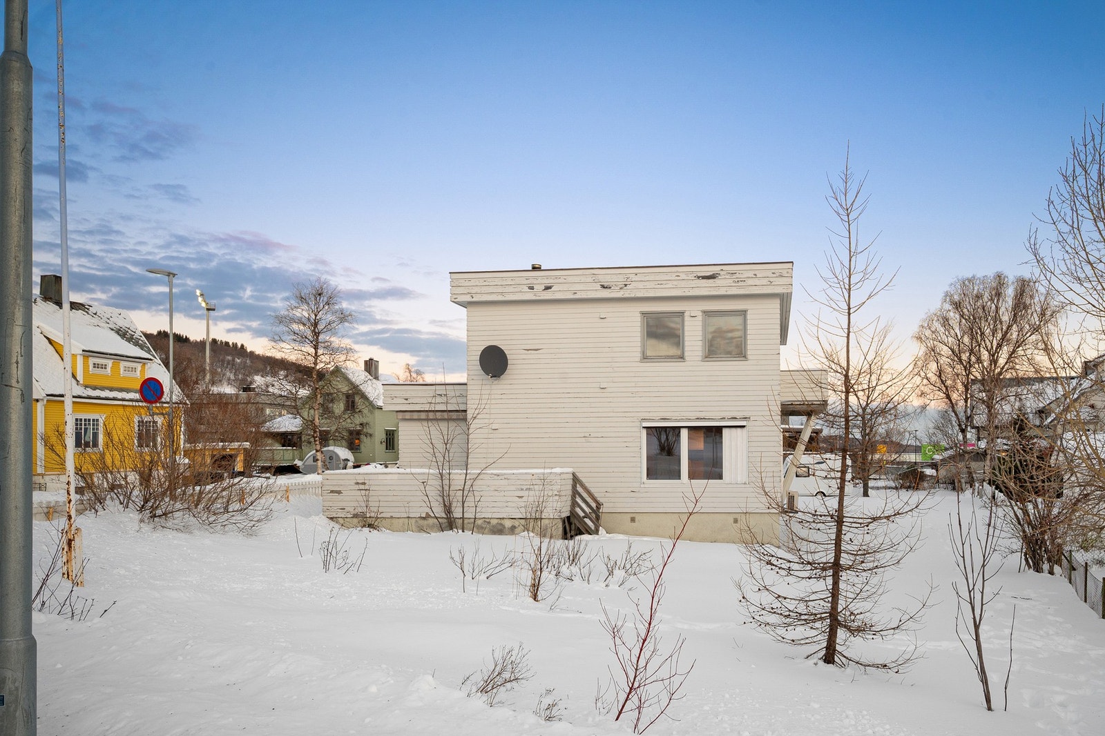 Det er god boltreplass i hage og gjerde rundt som gir trygge omgivelser for barna Galleribilde