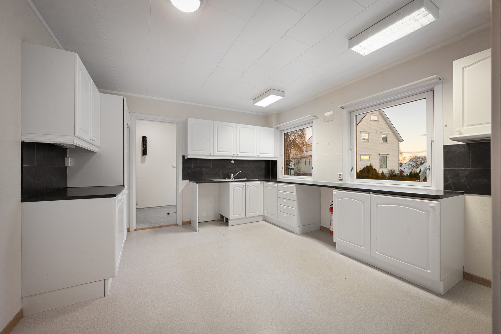 Gode arbeidsflater og skapplass med innredning på flere sider Galleribilde