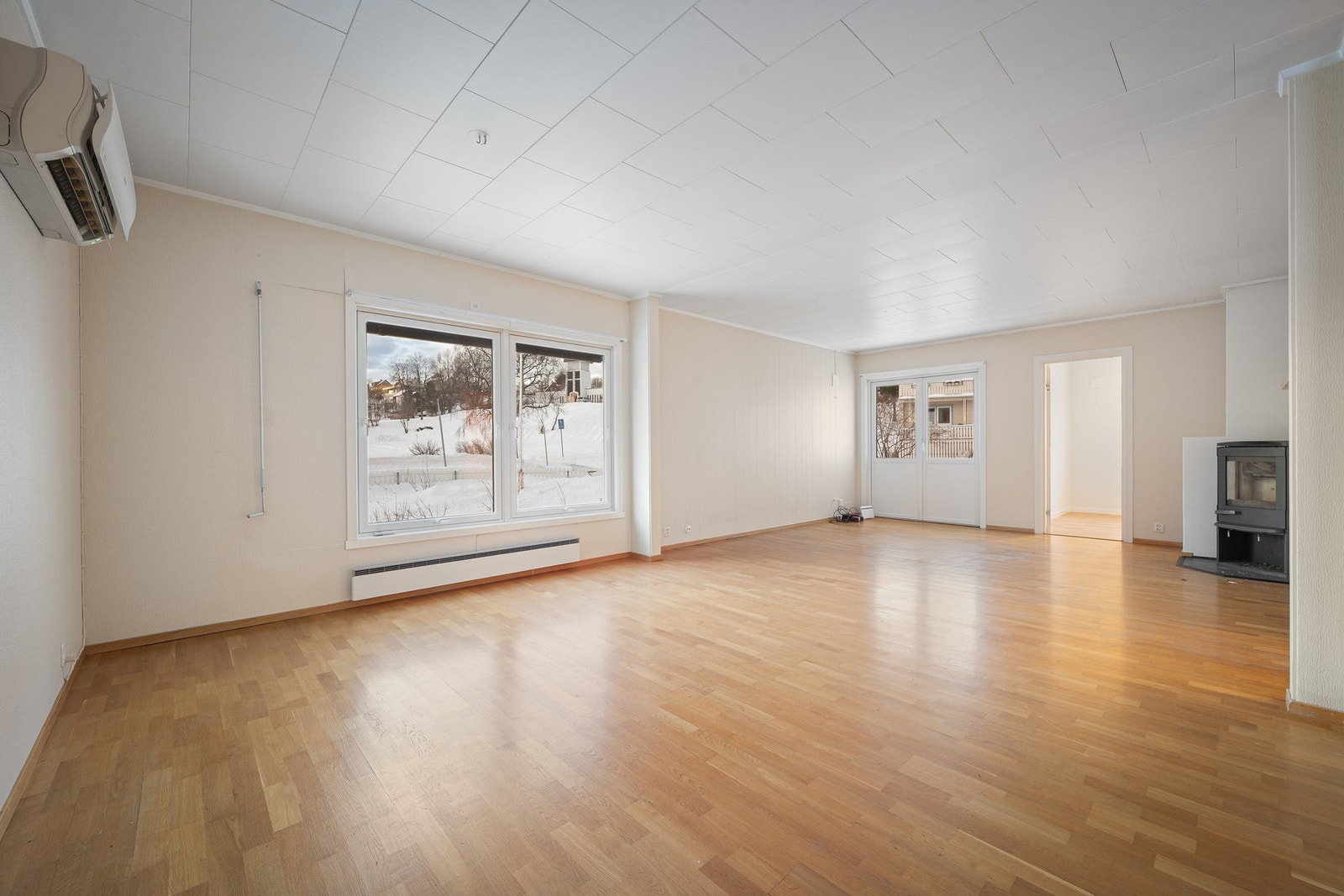 Stua er lys, åpen og luftig med gode møbleringsmuligheter Galleribilde