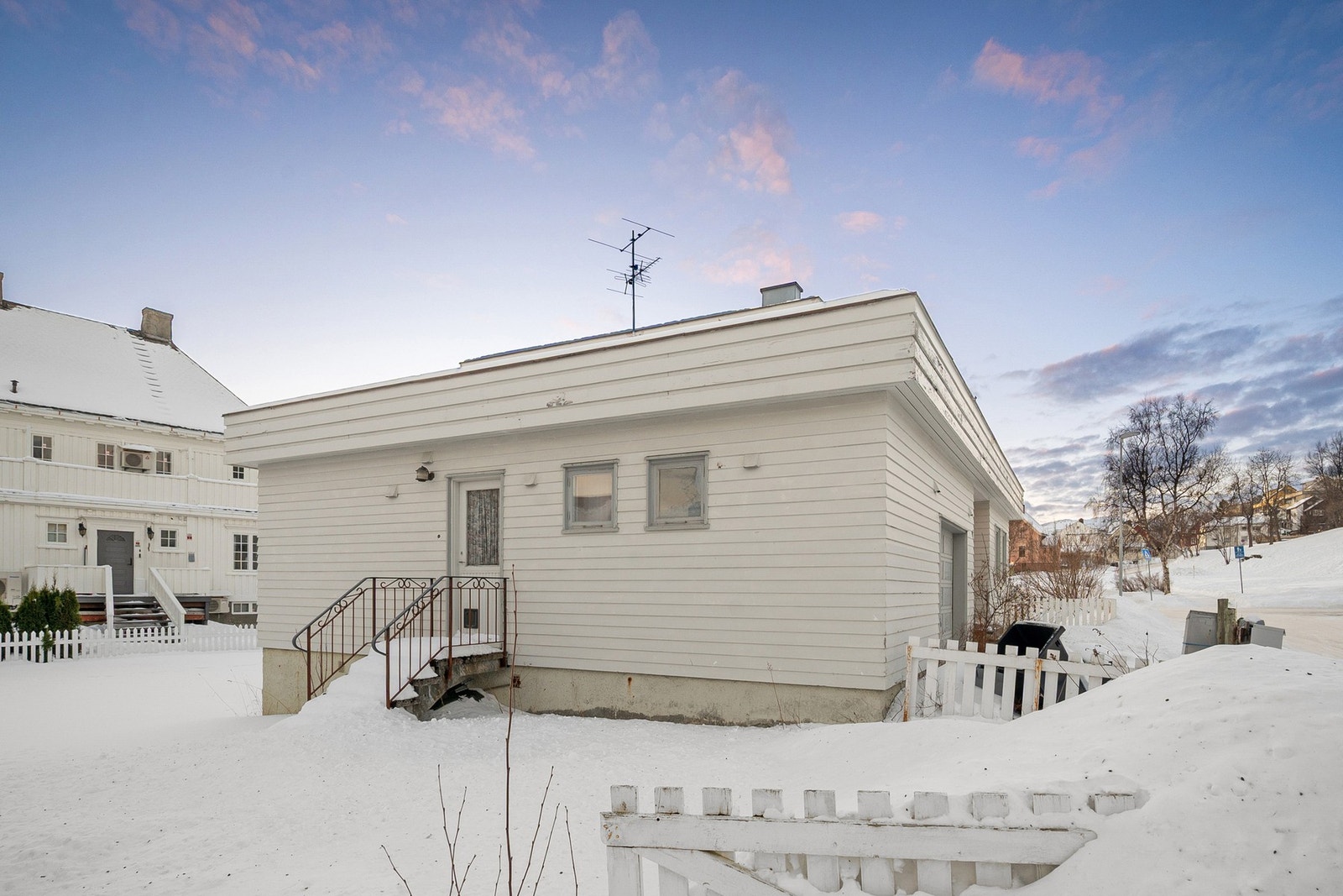 Inngangsparti på siden av huset med vaskerom like innenfor Galleribilde