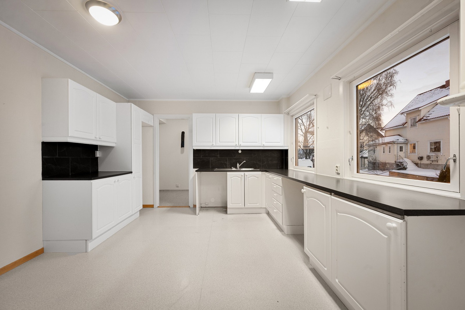 Kjøkkenet er oppgradert etter byggeår og har innredning med hvite, profilerte fronter Galleribilde