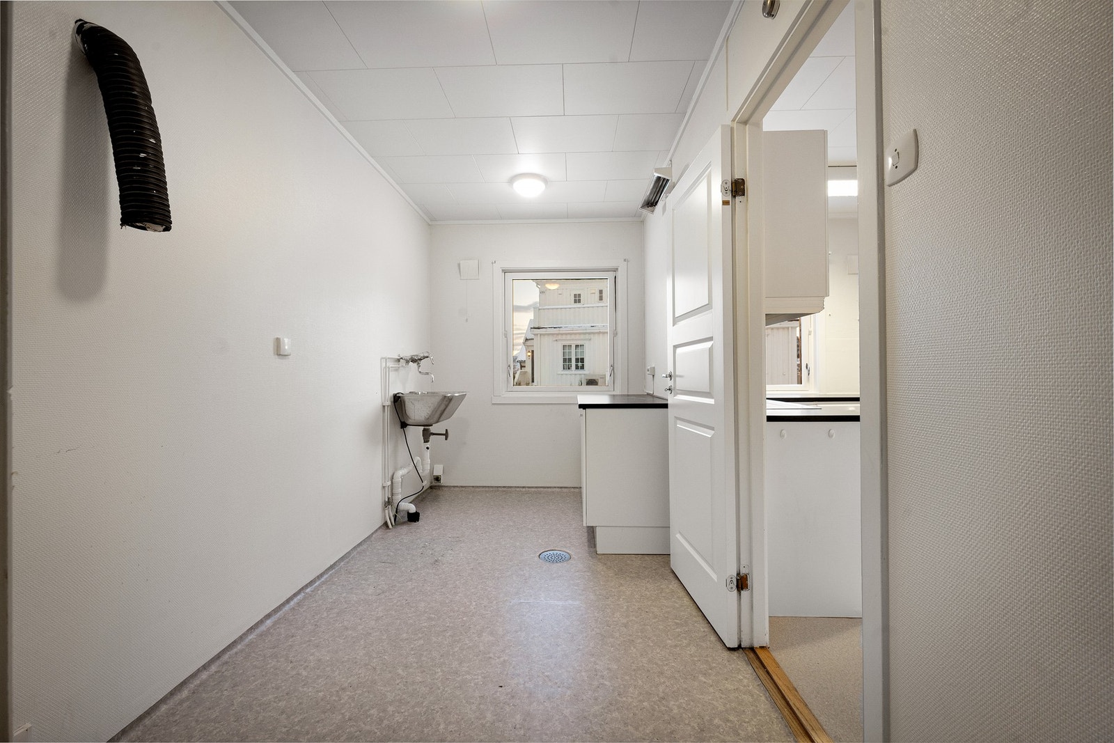 Eget vaskerom innenfor kjøkkenet Galleribilde