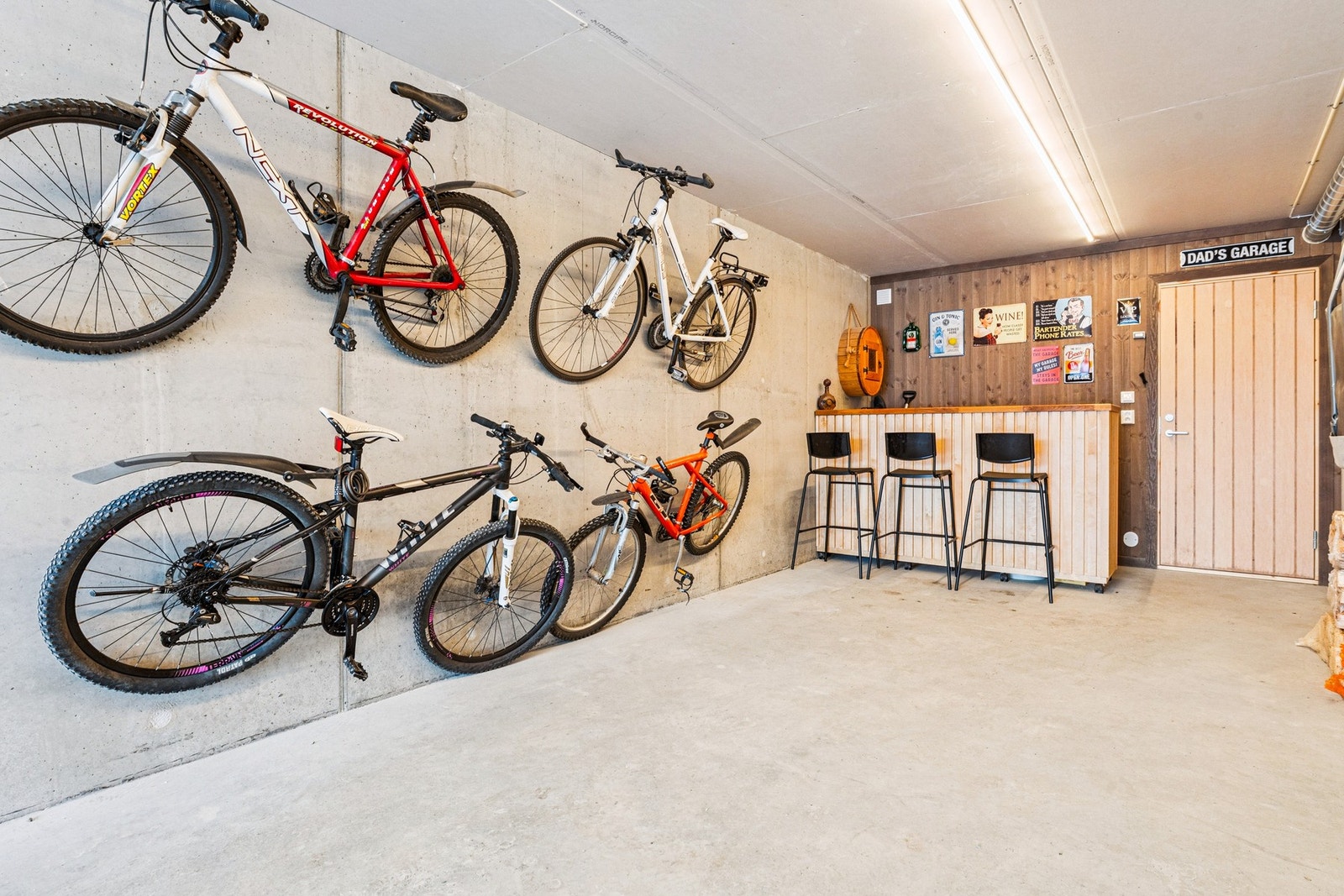 Veggoppheng for ski og for 4 sykler. Galleribilde