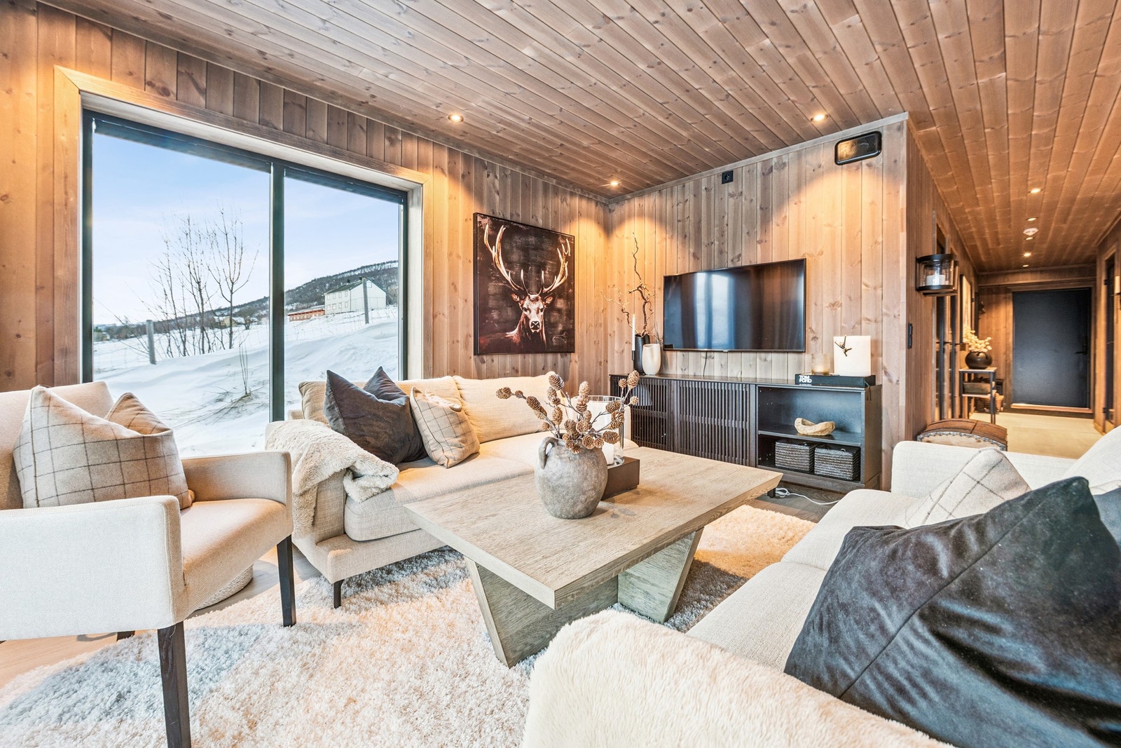 Lekker fritidsleilighet med gjennomgående god standard. Klassisk, lun hyttestemning gjenskapes i et moderne uttrykk - med rene linjer og stramme former i stilrene omgivelser. Galleribilde