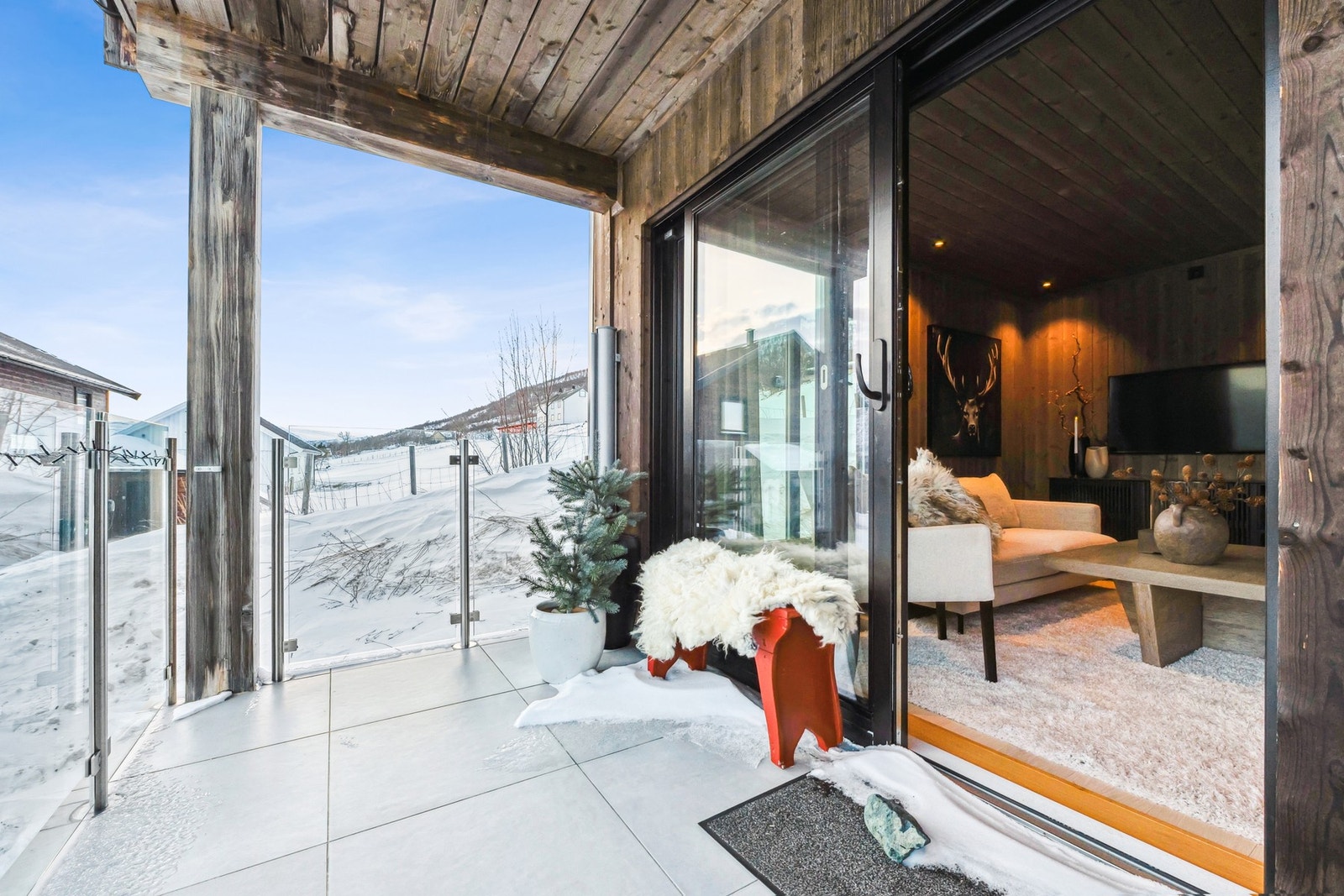 Solrik flislagt veranda på 14 kvm med rekkverk i glass Galleribilde