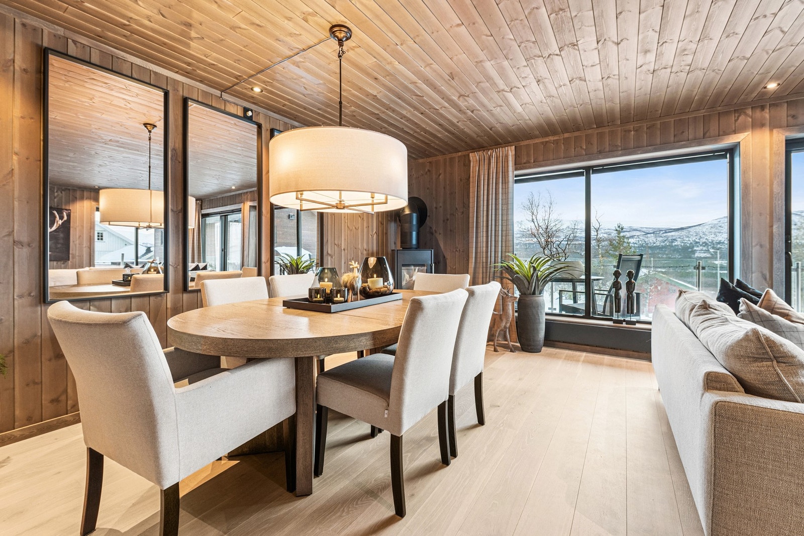 Appstyring av alle lys i leilighet, varmekabler, ventilasjon og dørlås. Full tilgang via smarttelefon Galleribilde